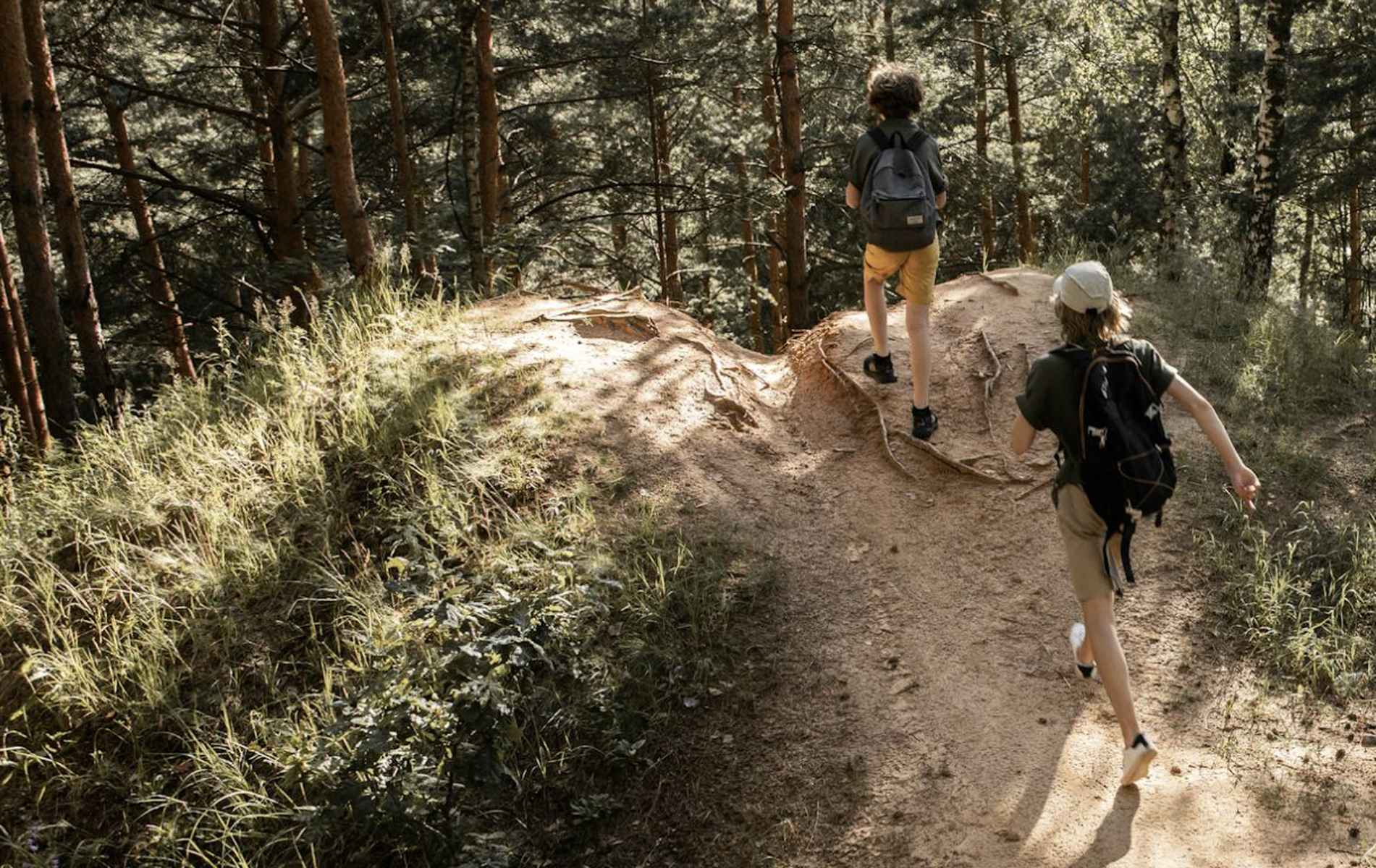 Dos jóvenes en una actividad de un campamento.