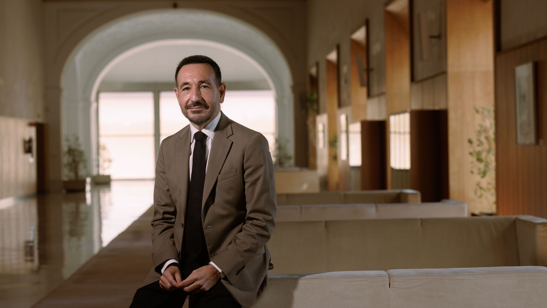 Fernando López Gil retratado, tras la entrevista con lavozdelsur.es, en los pasillos del Parlamento andaluz, el pasado jueves.