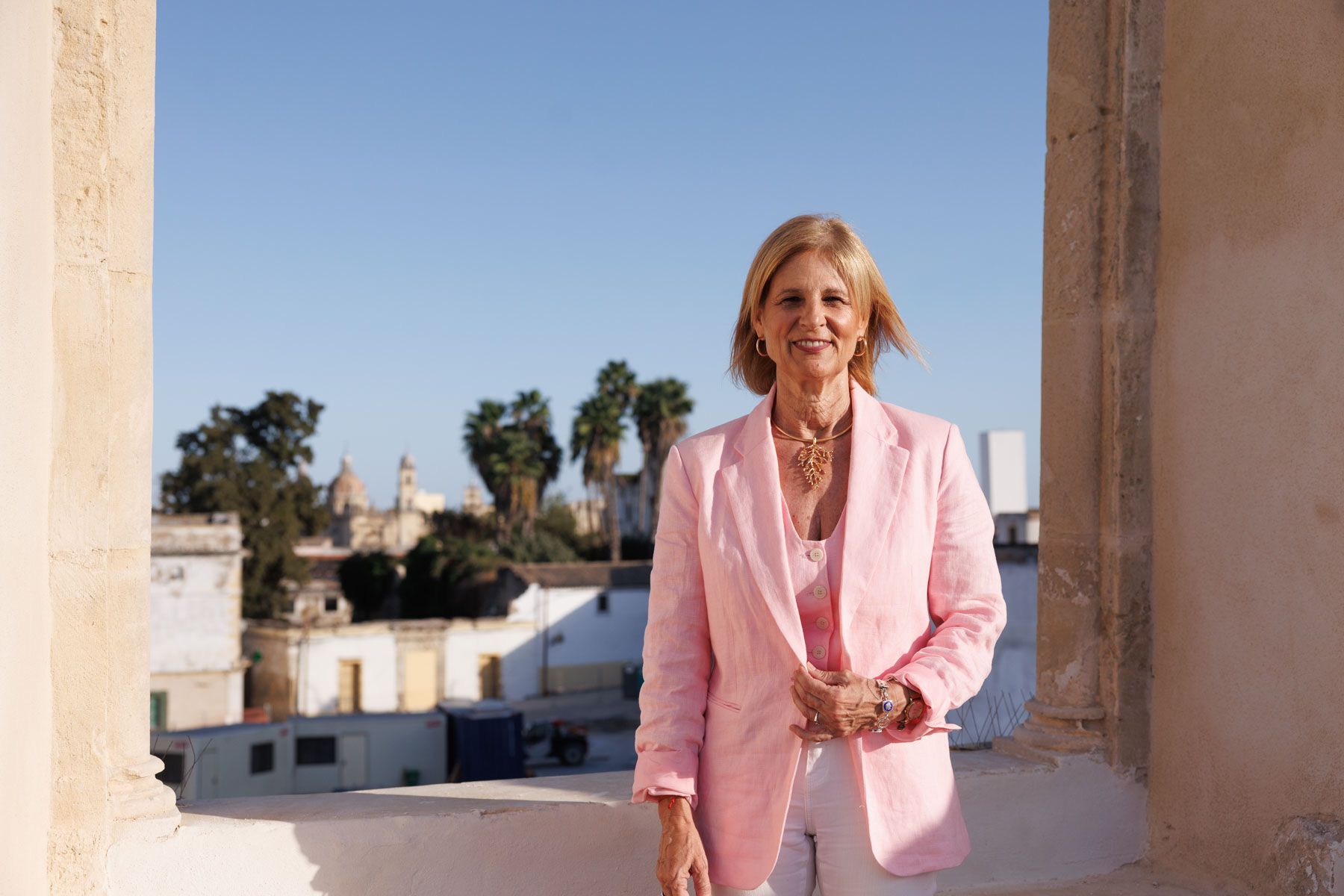 María José García-Pelayo, en días pasados, tras una entrevista con lavozdelsur.es y con el centro histórico de Jerez al fondo.
