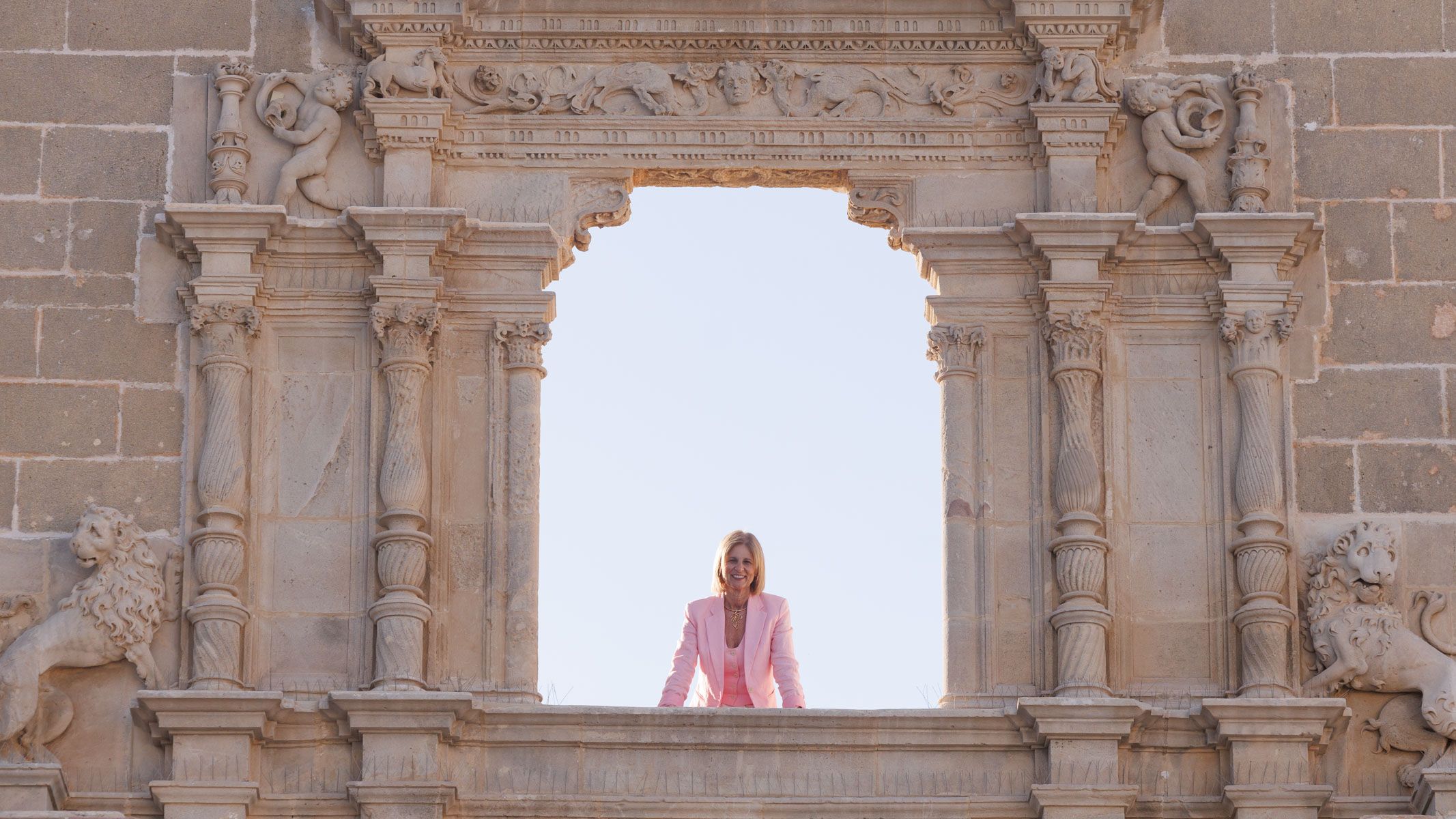La alcaldesa, María José García-Pelayo, posa tras la entrevista en el arco de la fachada del rehabilitado parcialmente Palacio Riquelme de Jerez, en días pasados.