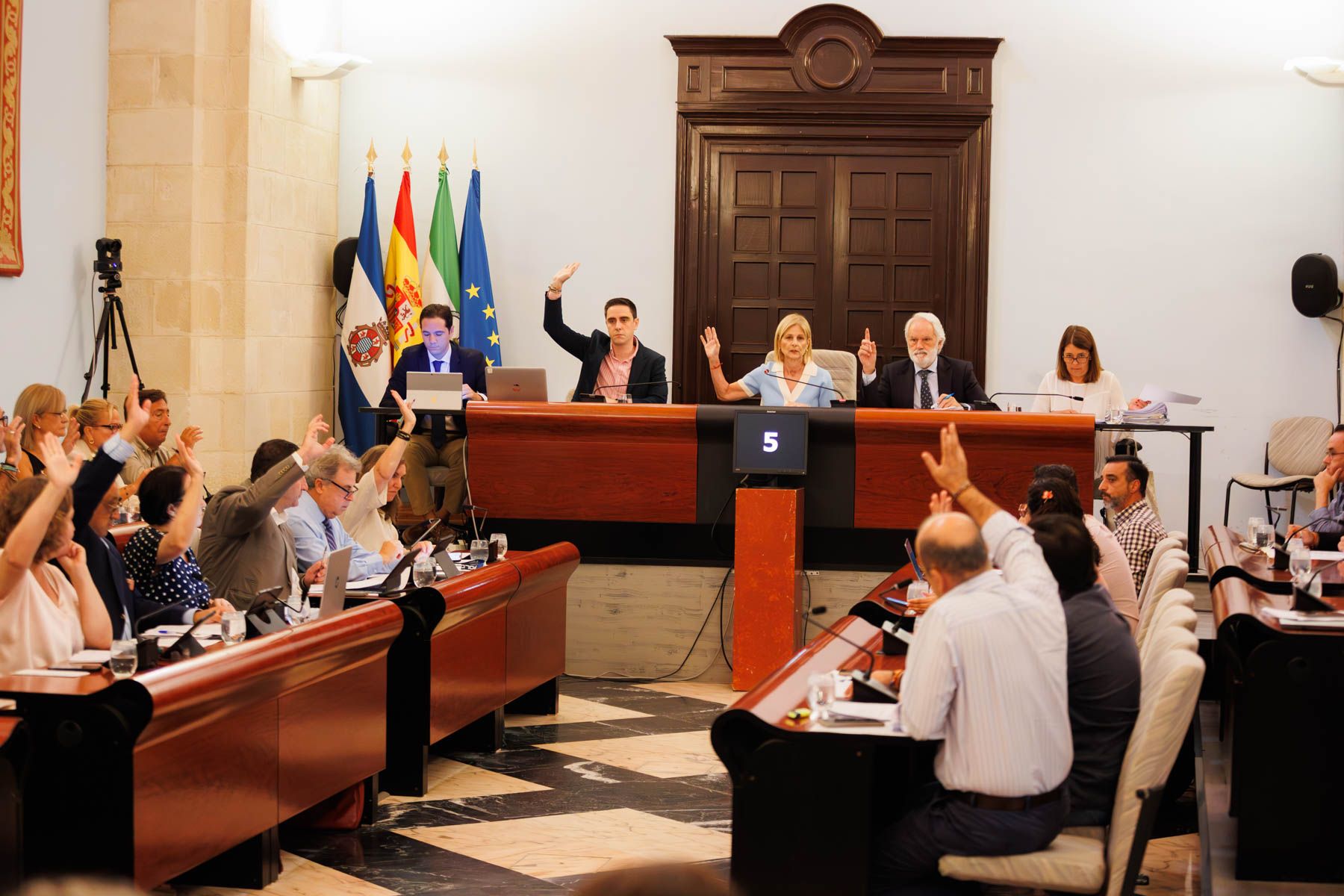 El Ayuntamiento de Jerez logra una amplia mayoría para pedir que cese la violencia en Gaza.