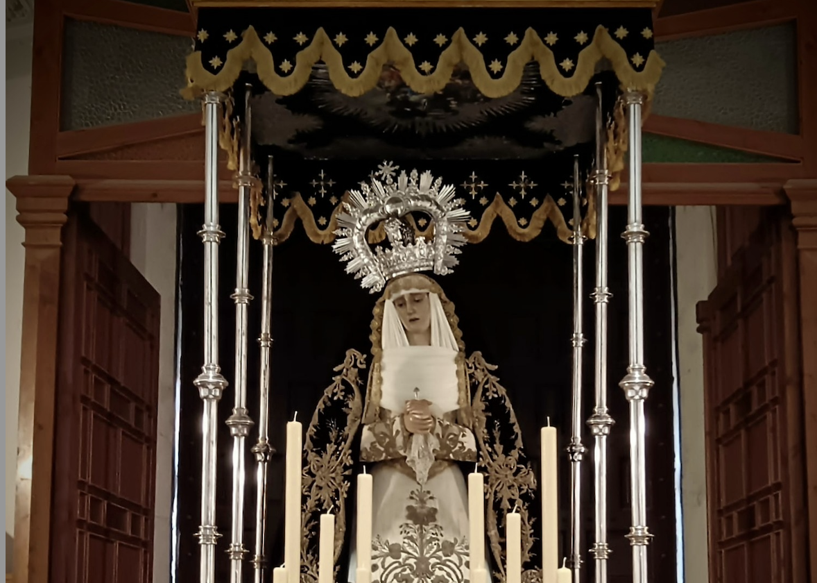 La Soledad en las andas en las que salió en el rosario vespertino. 