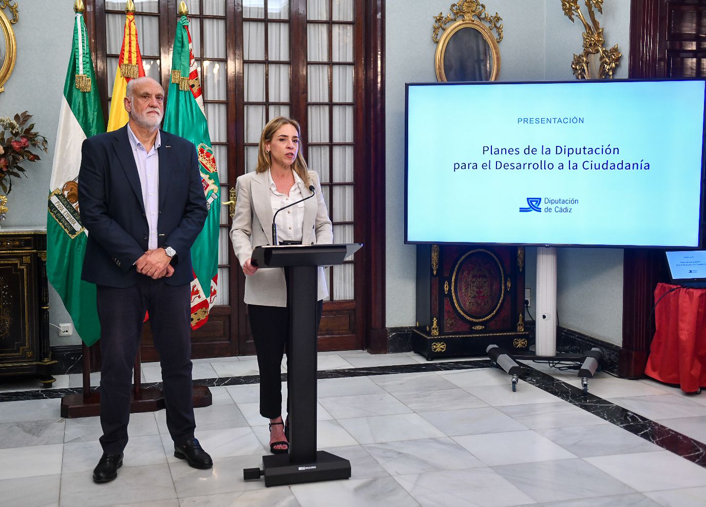 La presidenta Martínez y el diputado Vidal en la presentación del plan de desarrollo a la ciudadanía.