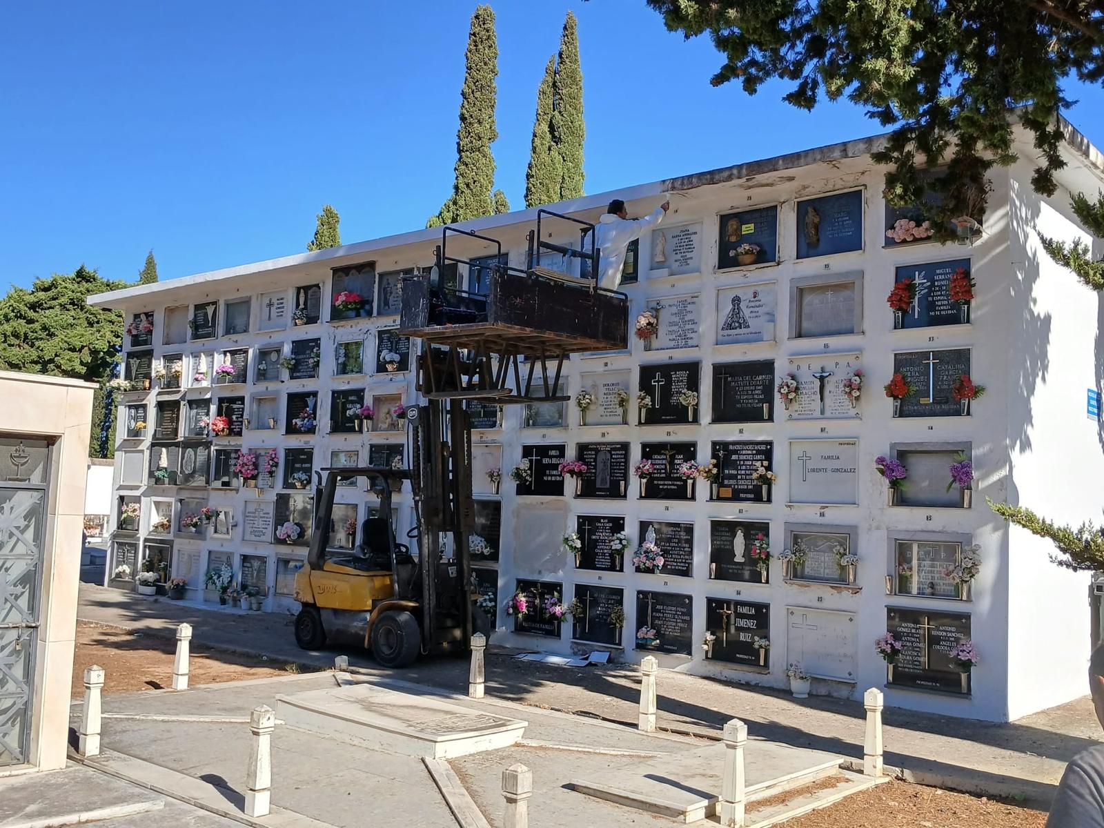 Operarios trabajando en el cementerio jerezano. 