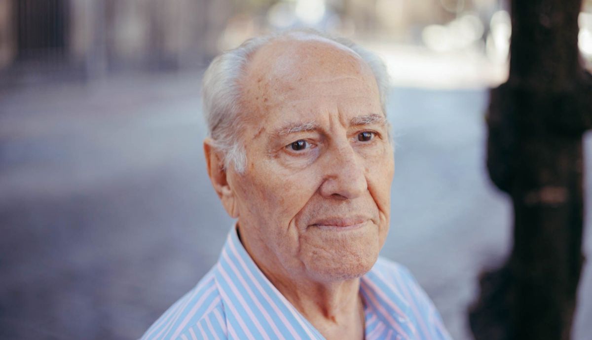 Pepe Castaño posando para la entrevista sin perder su característica sonrisa. 