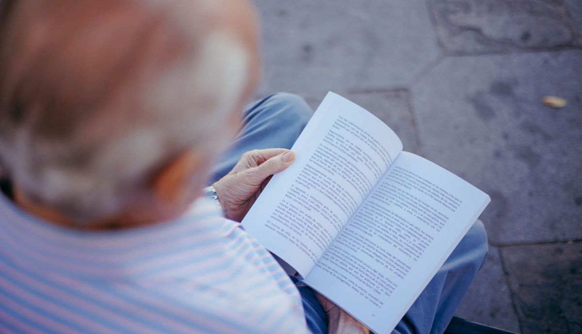 Castaño ojeando su nueva obra. 