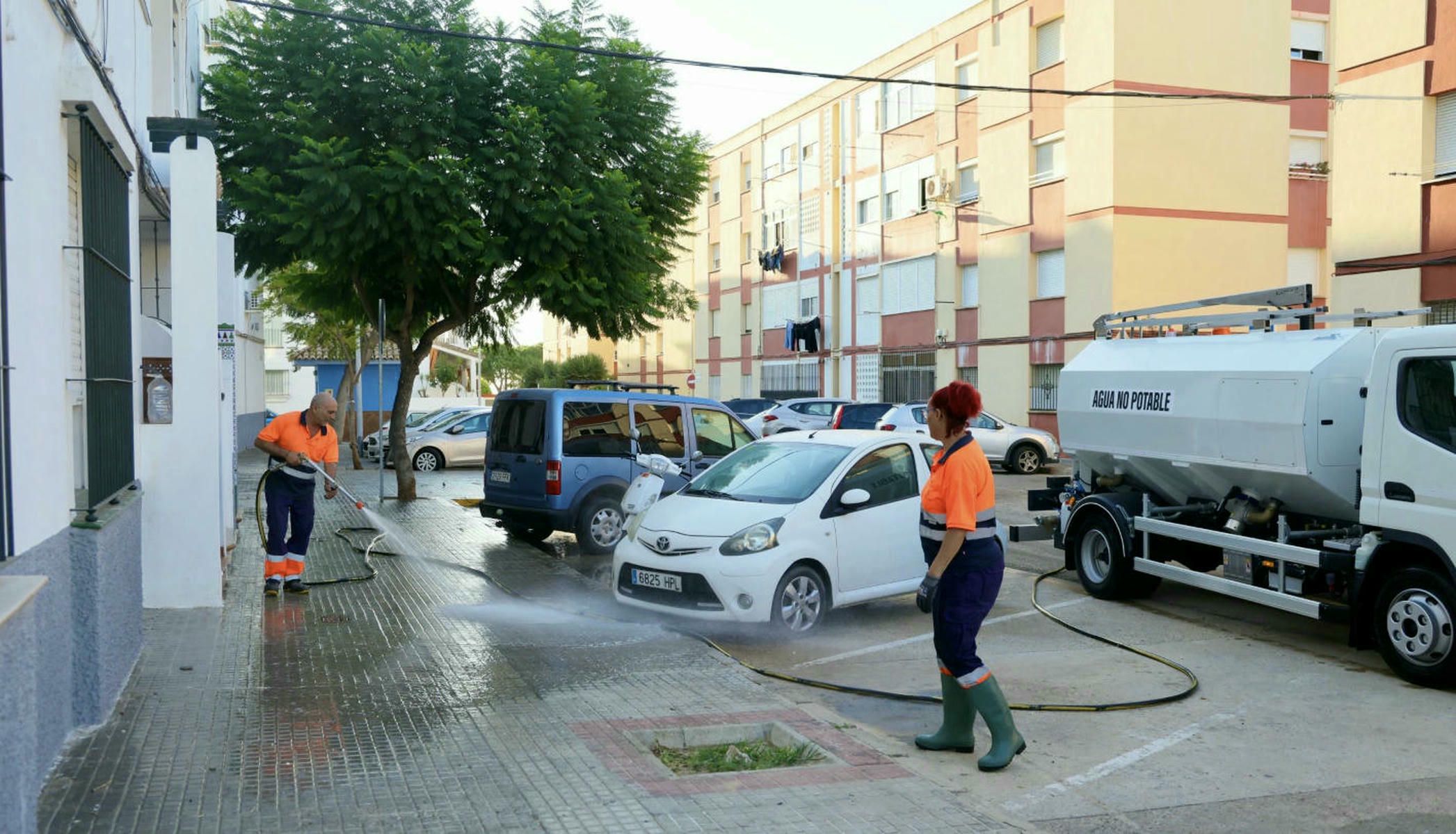 Los operarios limpian las calles de Rota.