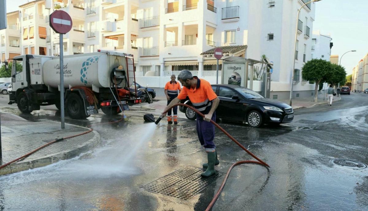Trabajos de limpieza en Rota.