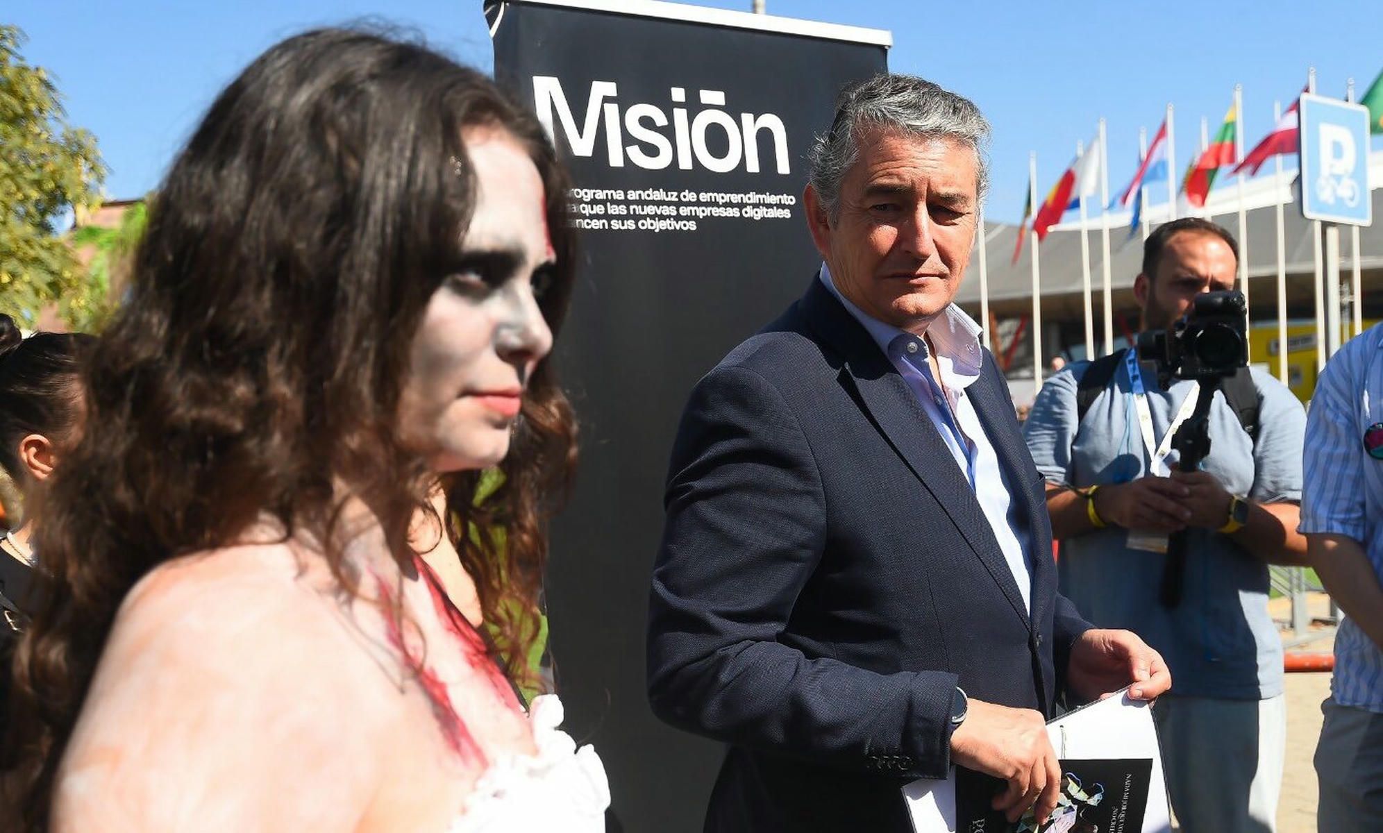 Antonio Sanz, con una actriz caracterizada en la San Diego Comic-Con de Málaga. Antonio Sanz, con una actriz caracterizada en la San Diego Comic-Con de Málaga.