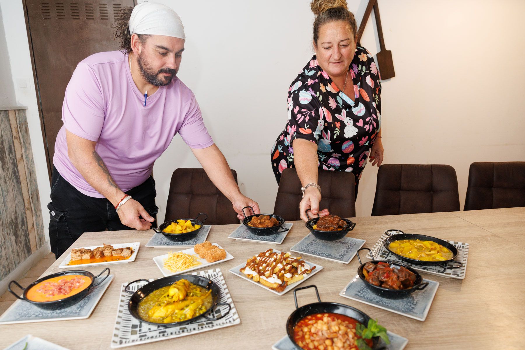 Ismael Sánchez Rodríguez y Yolanda Pérez Moreno, ante algunos de sus platos.
