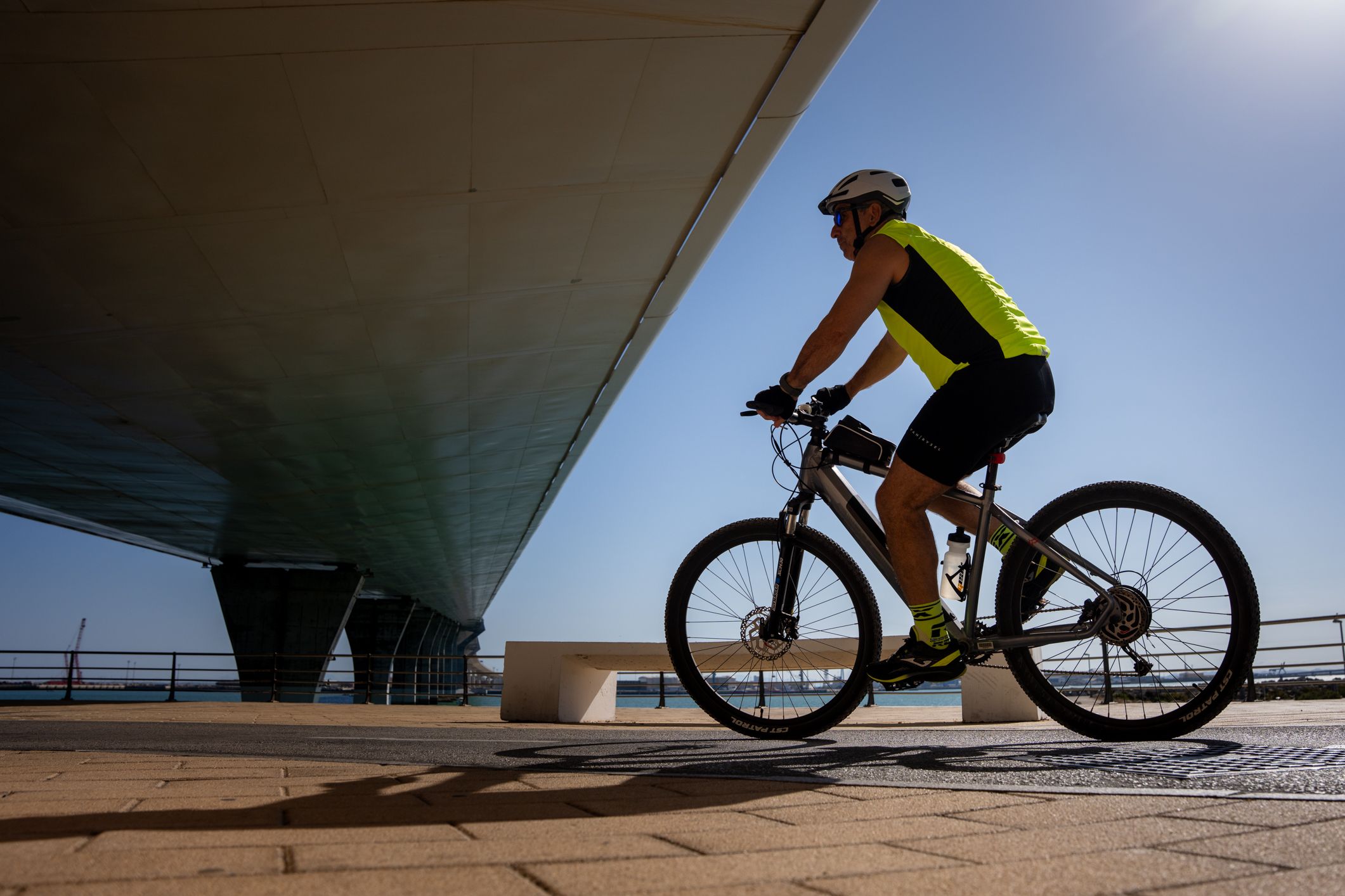 Un ciclista pasa por el carril bajo el puente Constitución de 1812 este viernes.