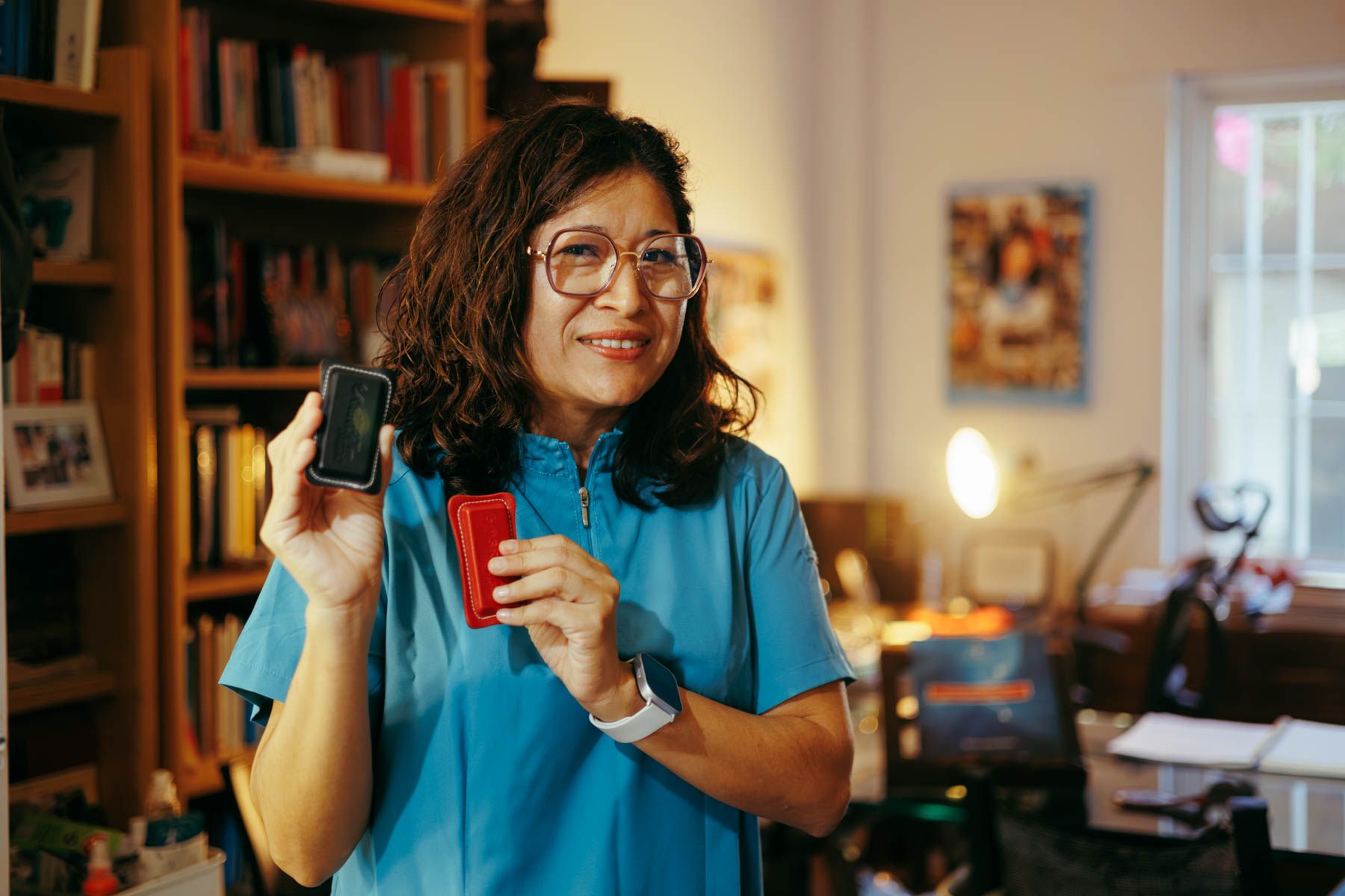 Ana Herica, en su consulta de Jerez, mostrando alguno de los imanes con los que trabaja.