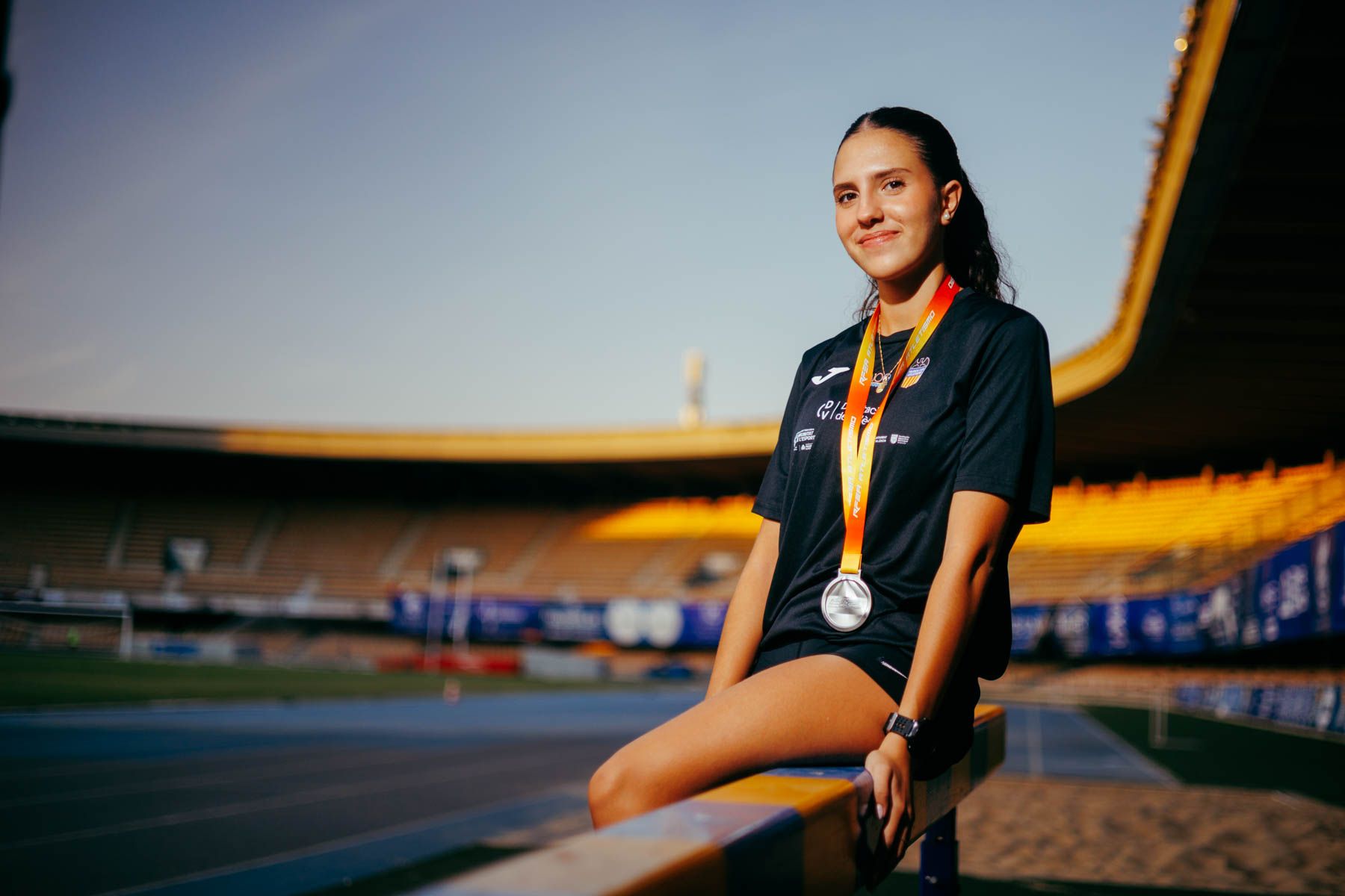 Lucía posando con la medalla de plata en Jerez