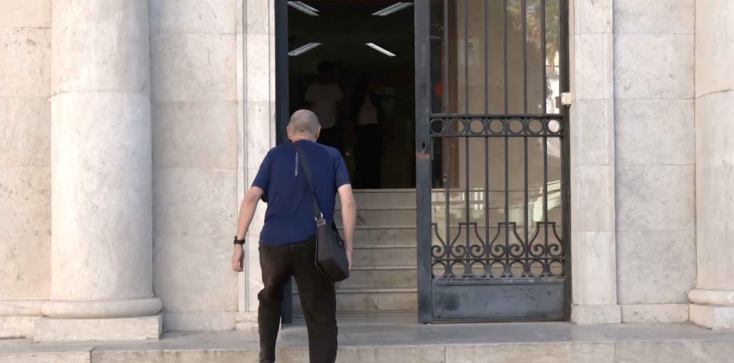 José Luis, hijo de la anciana fallecida con 33 kilos, entrando al juicio.   FOTO: CANAL SUR