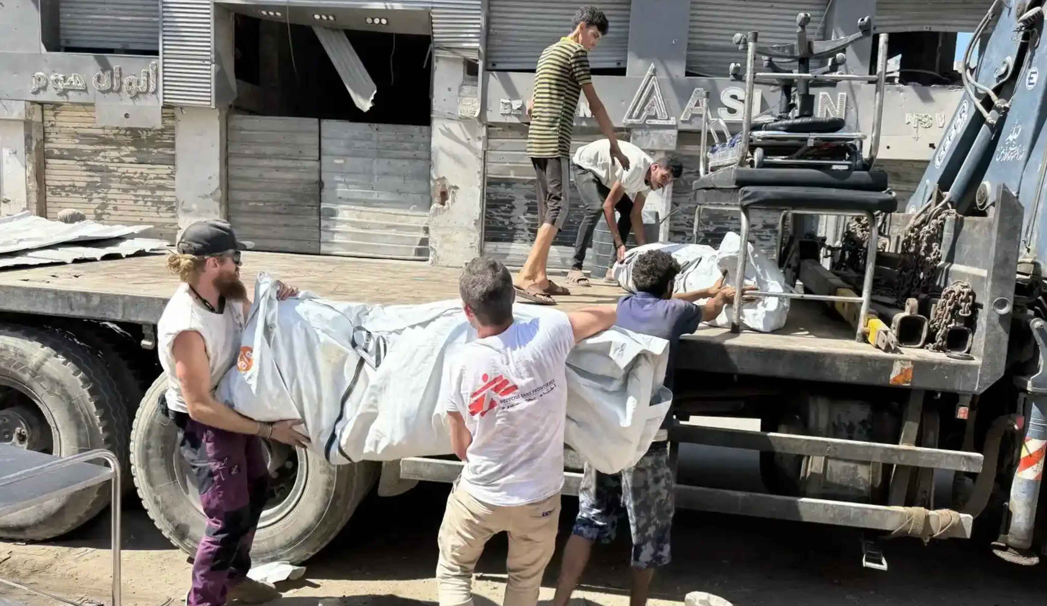 Personal de Médicos Sin Fronteras carga material en un camión tras tener que suspender su actividad médica en Gaza. Personal de Médicos Sin Fronteras carga material en un camión tras tener que suspender su actividad médica en Gaza.