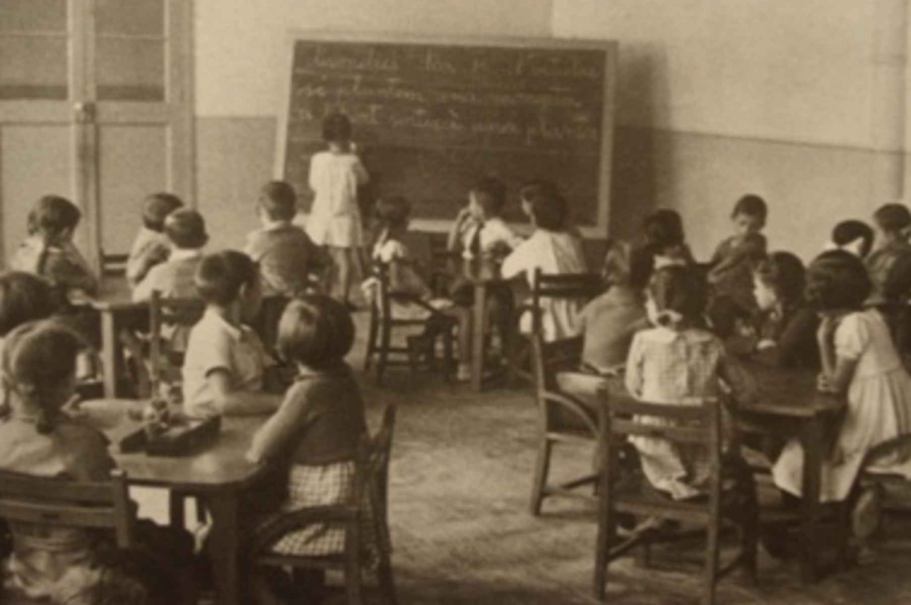 Un colegio, en el siglo pasado.