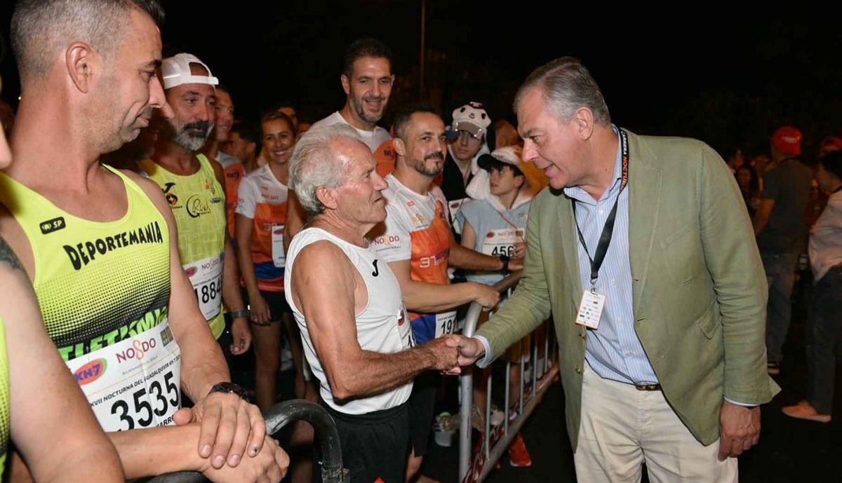 El alcalde de Sevilla, José Luis Sanz, saludando a uno de los participantes.