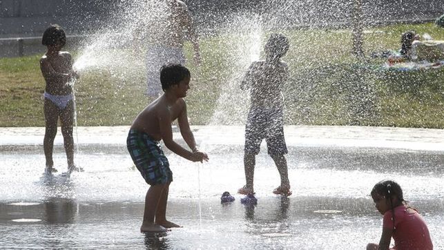 Niños refrescándose contra una asfixiante ola de calor que deja un aviso naranja por temperaturas de hasta 40 grados en cuatro provincias andaluzas.