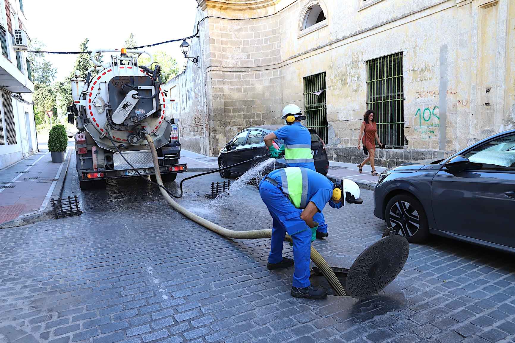 Limpieza de alcantarillado en la calle Merced de Jerez. Limpieza de alcantarillado en la calle Merced de Jerez.