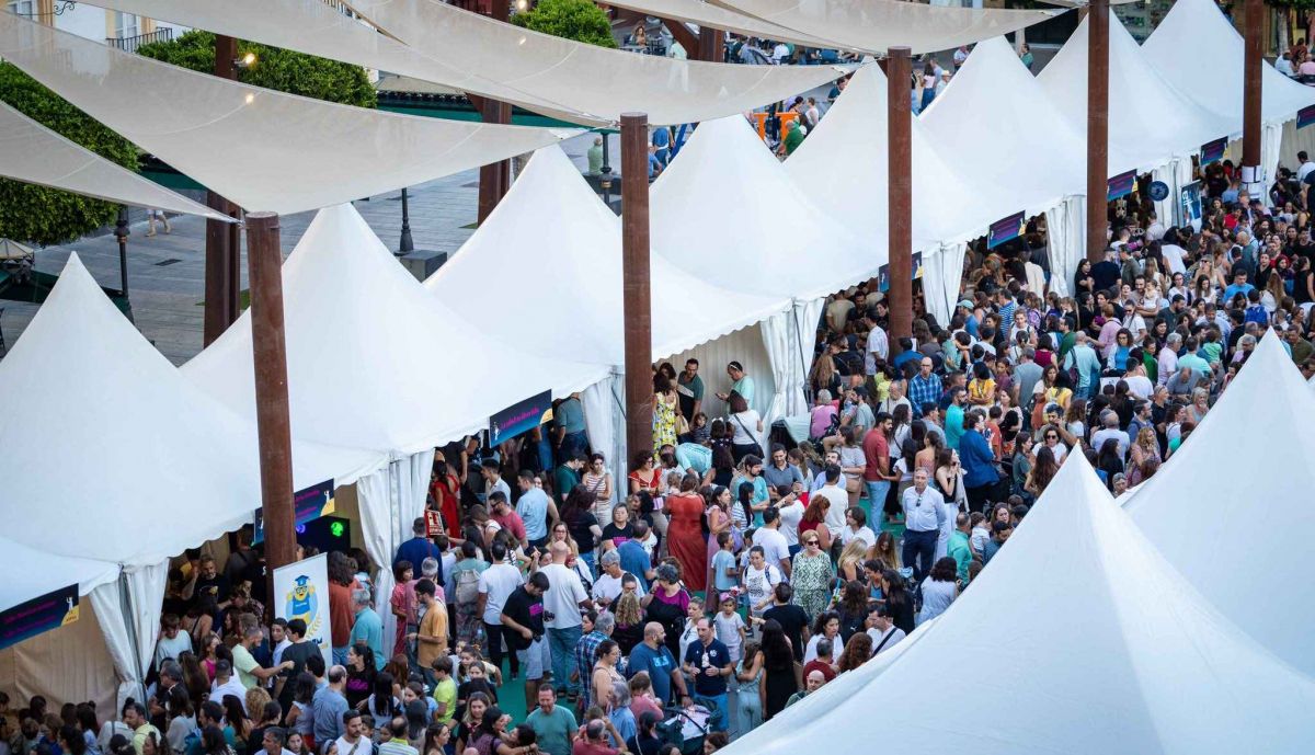 Miles de personas han acudido a la Plaza del Rey.