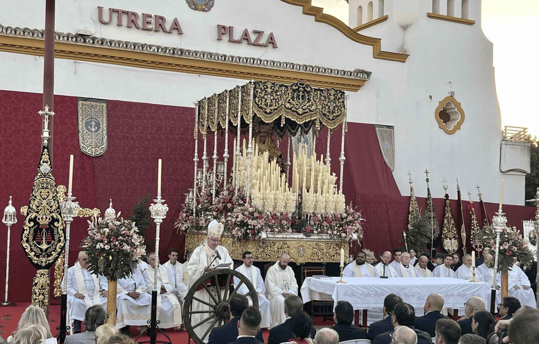 El Arzobispo de Sevilla, presidiendo la solemne eucaristía con la Virgen de la Esperanza. El Arzobispo de Sevilla, presidiendo la solemne eucaristía con la Virgen de la Esperanza.