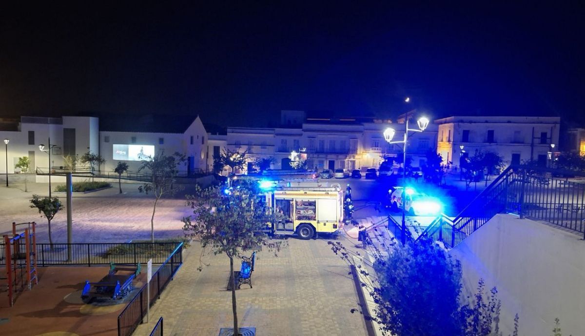 Los bomberos han tenido que acceder al incendio por la Plaza de Belén.