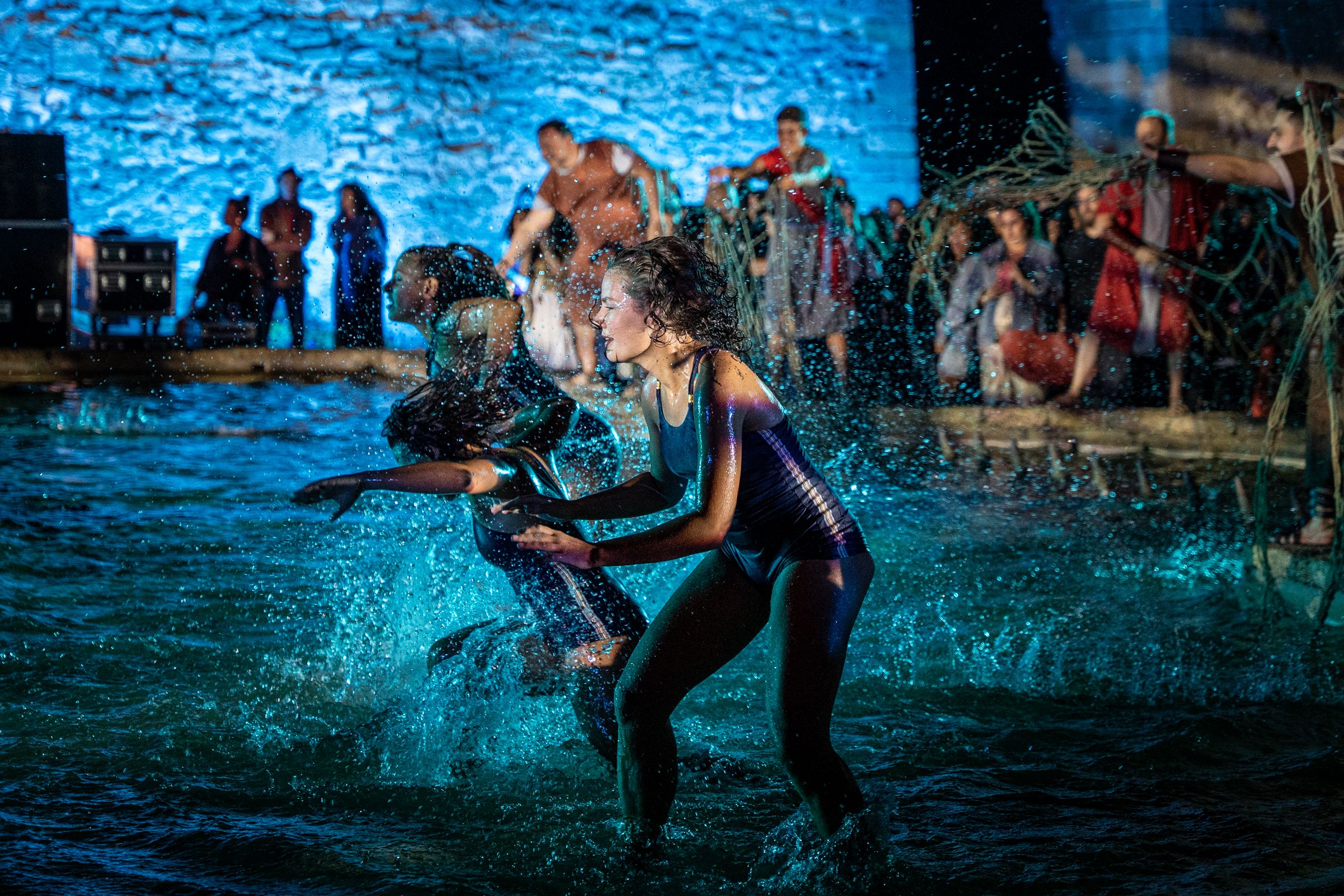 Bailarinas y 'pescadores' tomaron la fuente de la plaza de la Constitución.