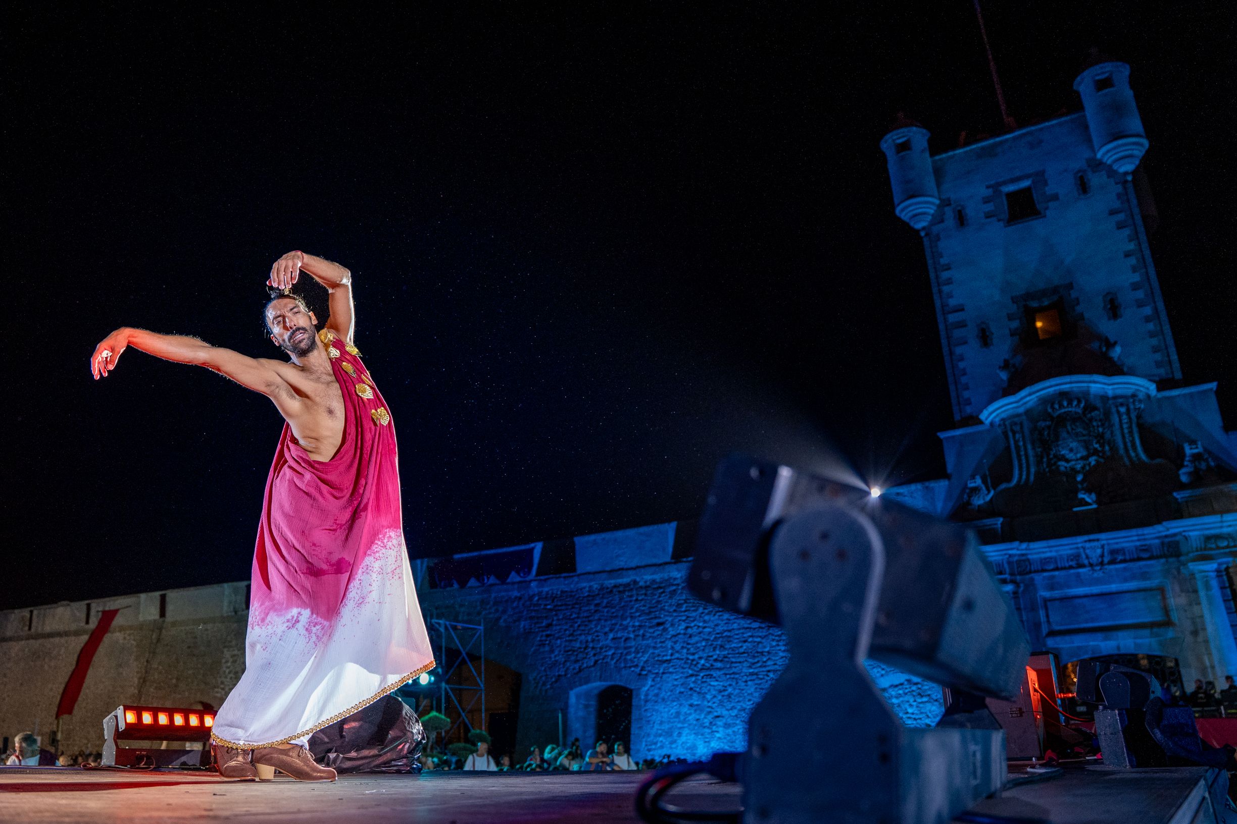 Eduardo Guerrero volvió a ser protagonista y conductor del espectáculo de cierre de la semana histórica en Cádiz.