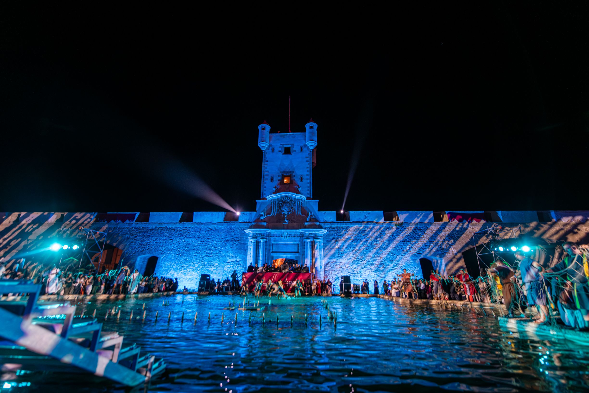 Iluminación y pirotecnia ensalzaron el fondo amurallado del espectáculo.