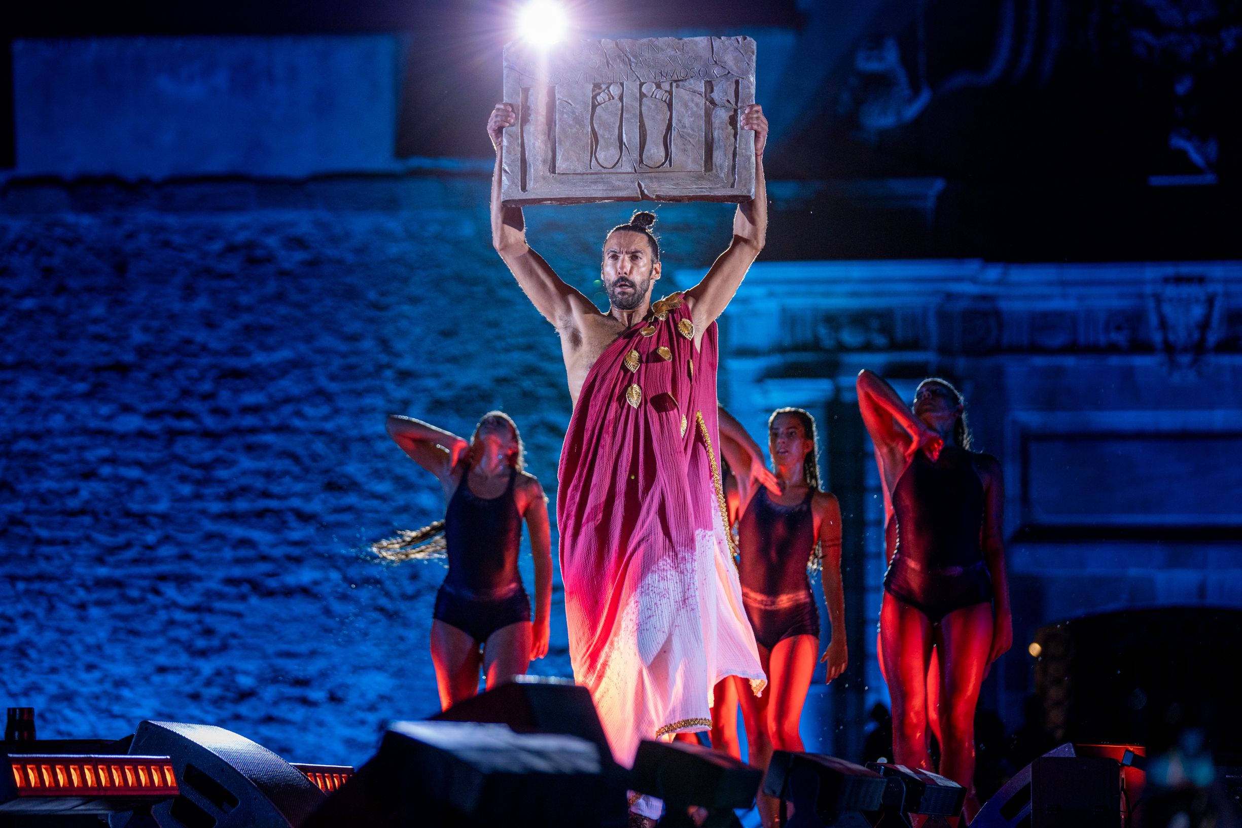  Eduardo Guerrero muestra el acuerdo de cesión de Gadir a Gades.