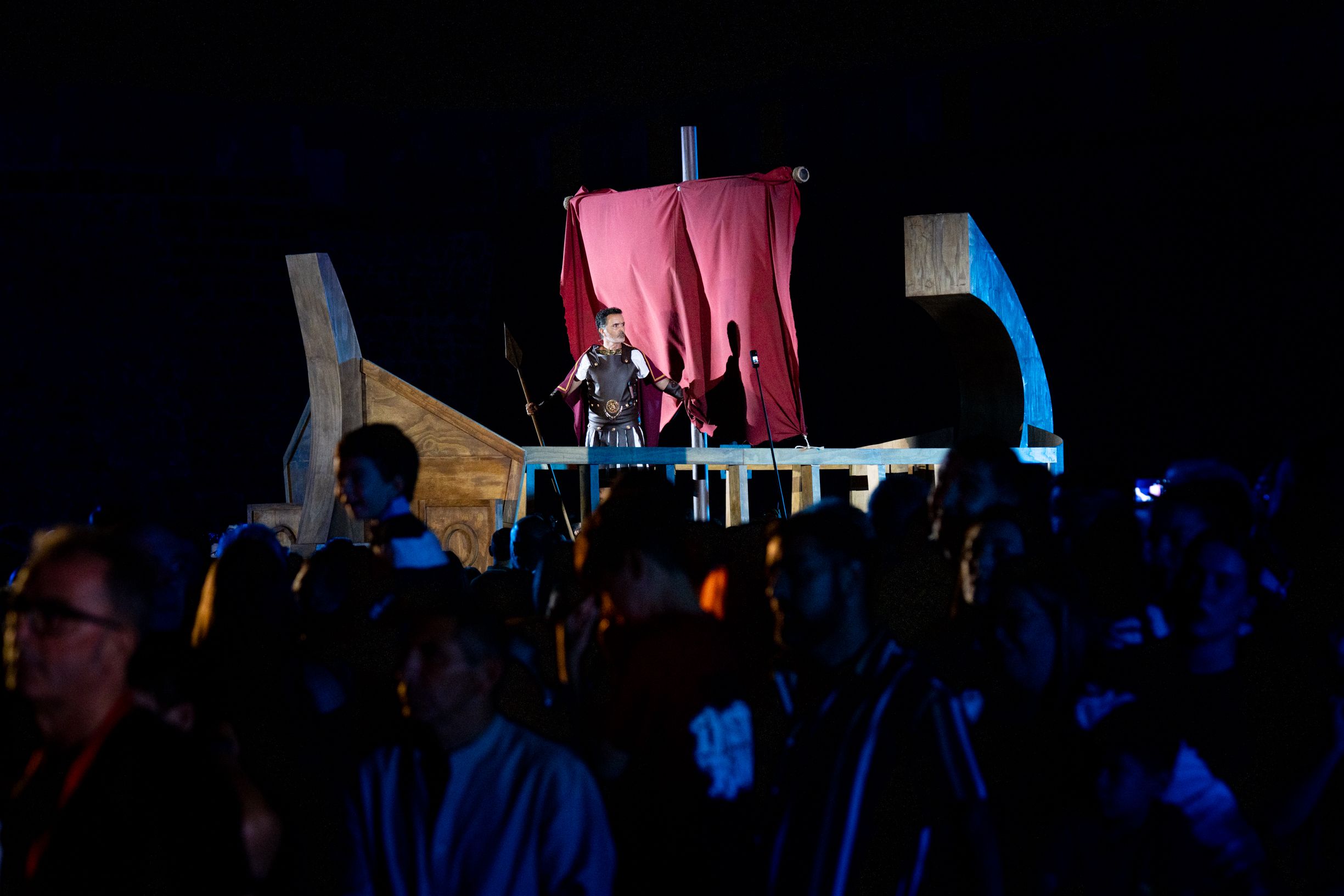  Un navío romano apareció por los arcos de las Puertas de Tierra.