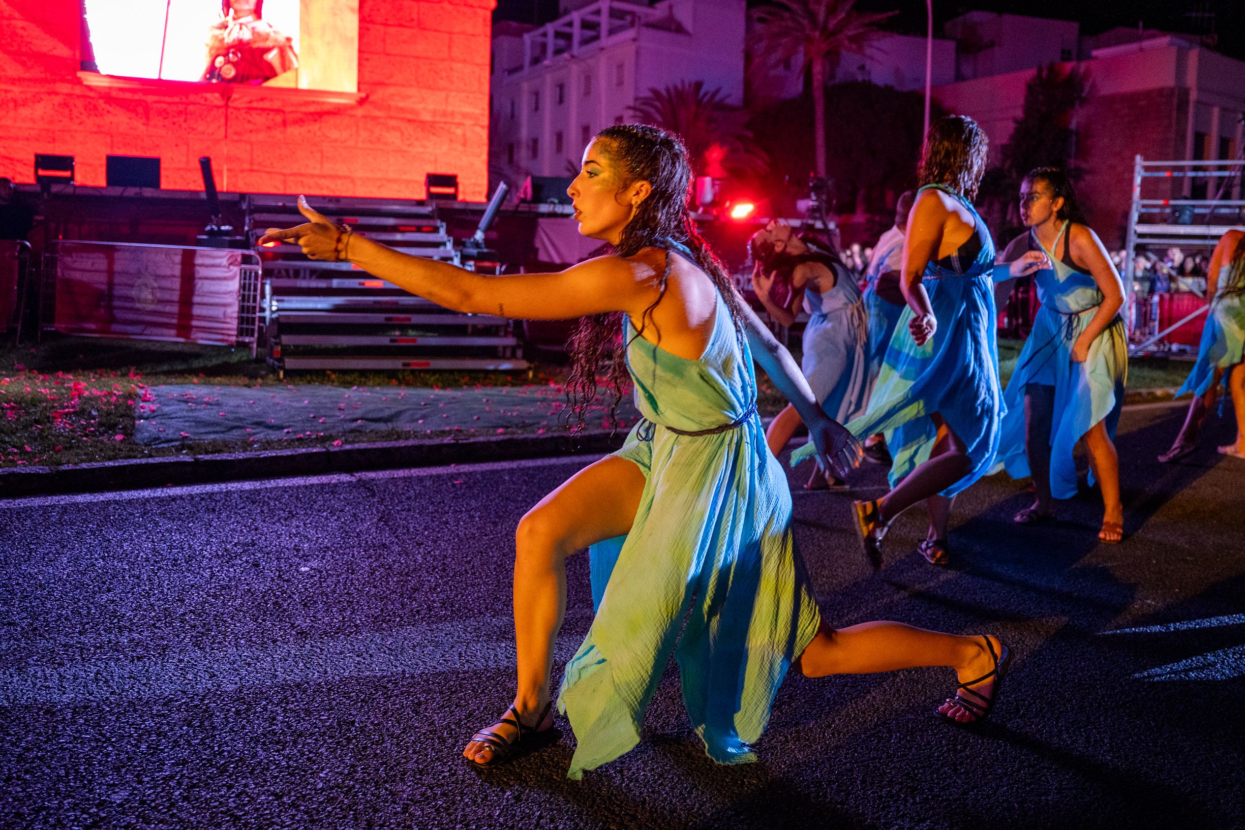 Bailarinas y figurantes llegan al escenario central.
