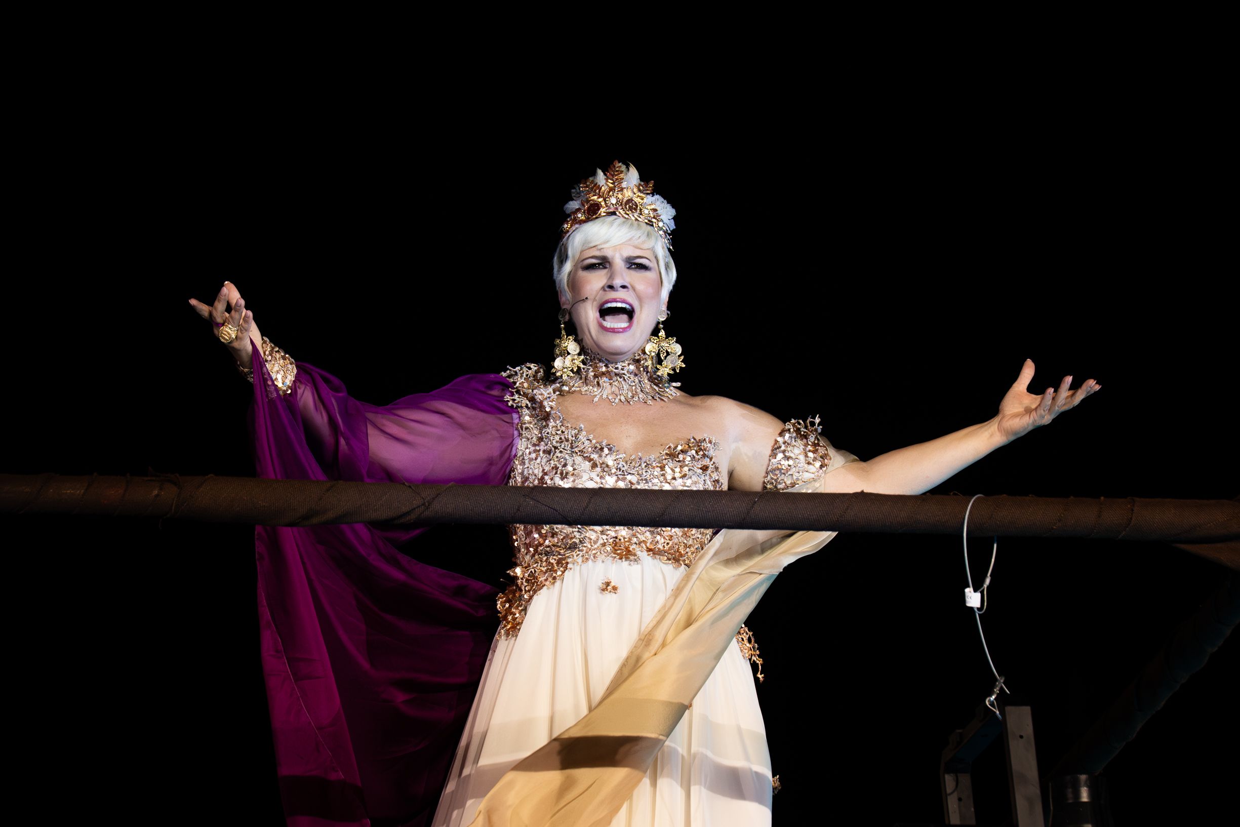 Pasión Vega intepreta su segunda canción en el espectáculo.