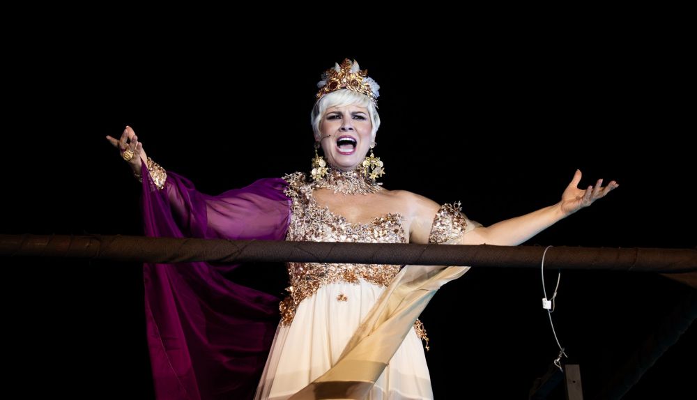 Pasión Vega intepreta su segunda canción en el espectáculo.