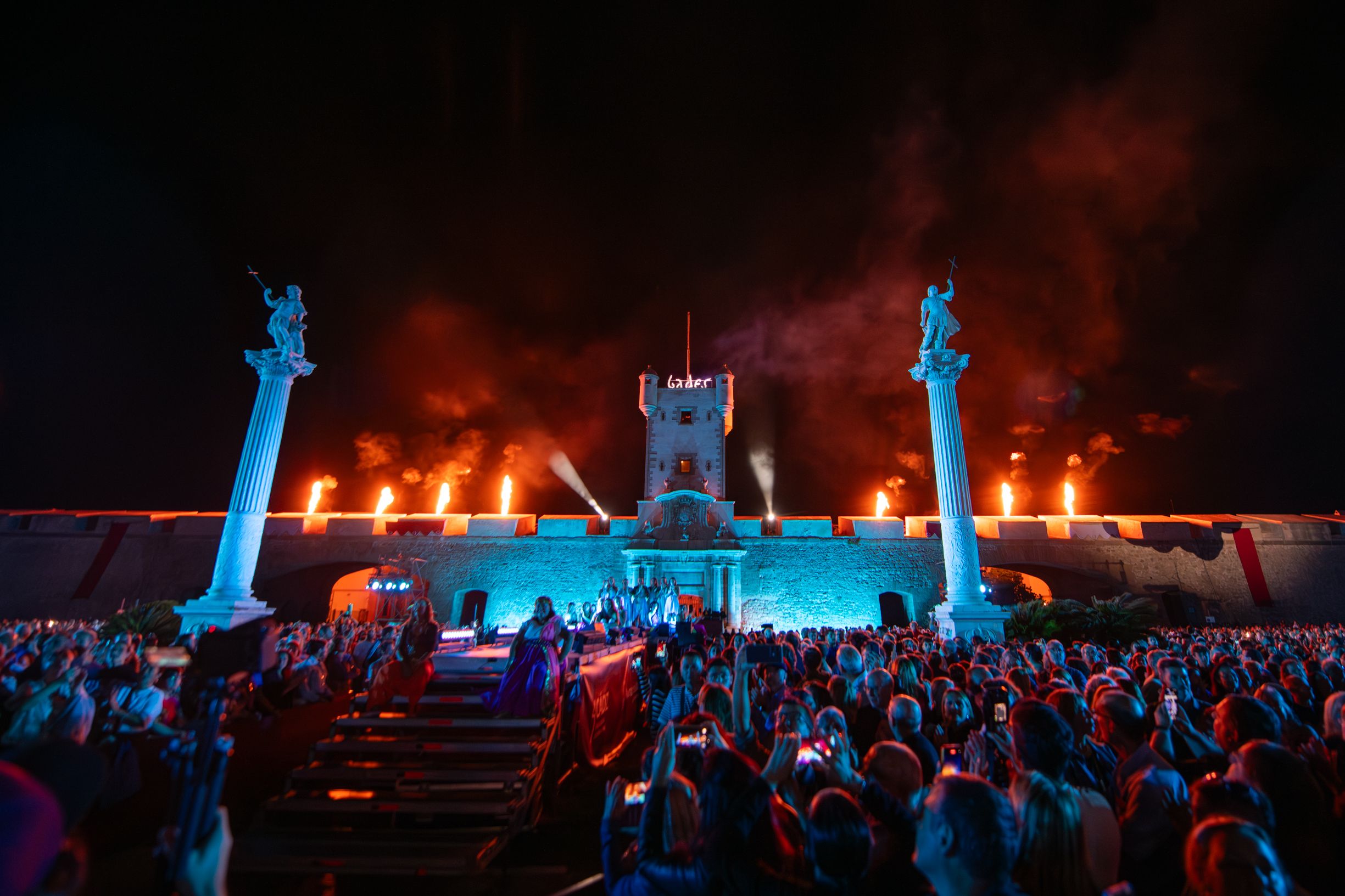 Pirotecnia sobre las Puertas de Tierra.