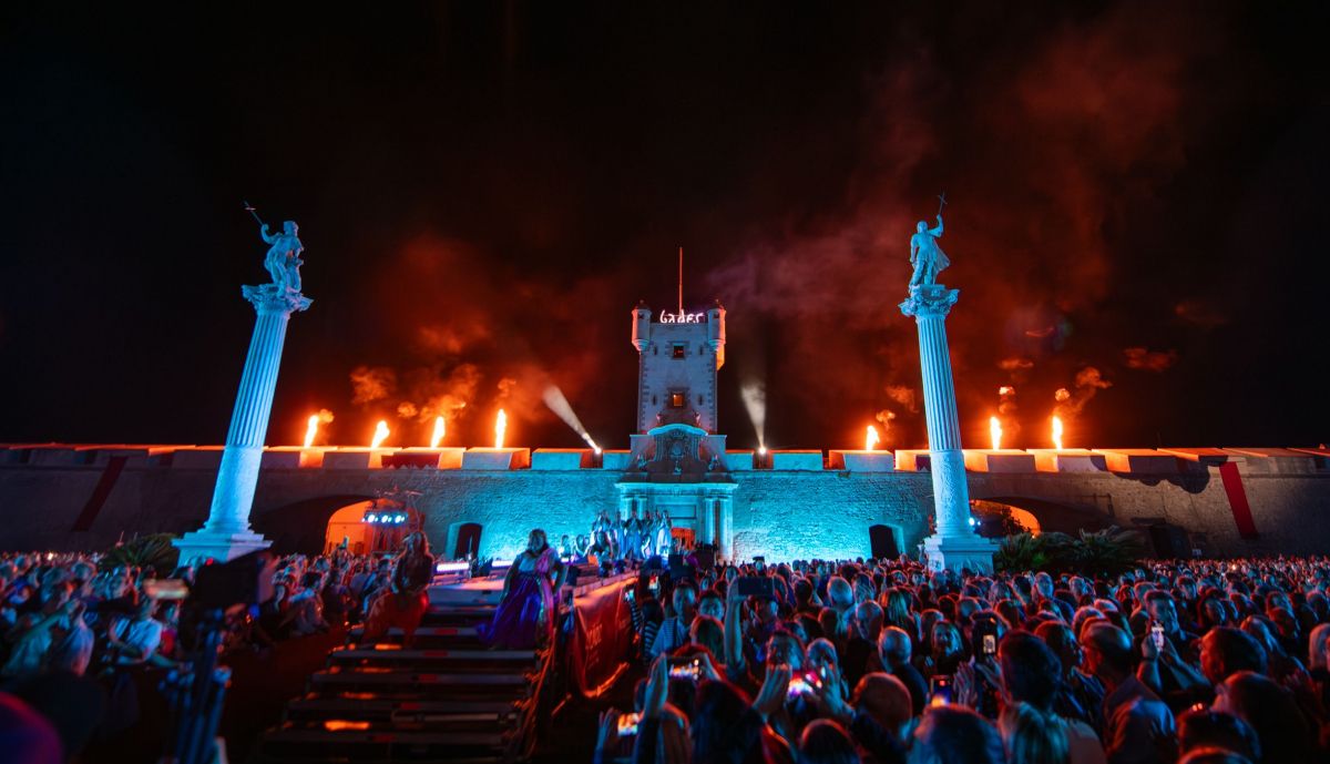 Pirotecnia sobre las Puertas de Tierra.