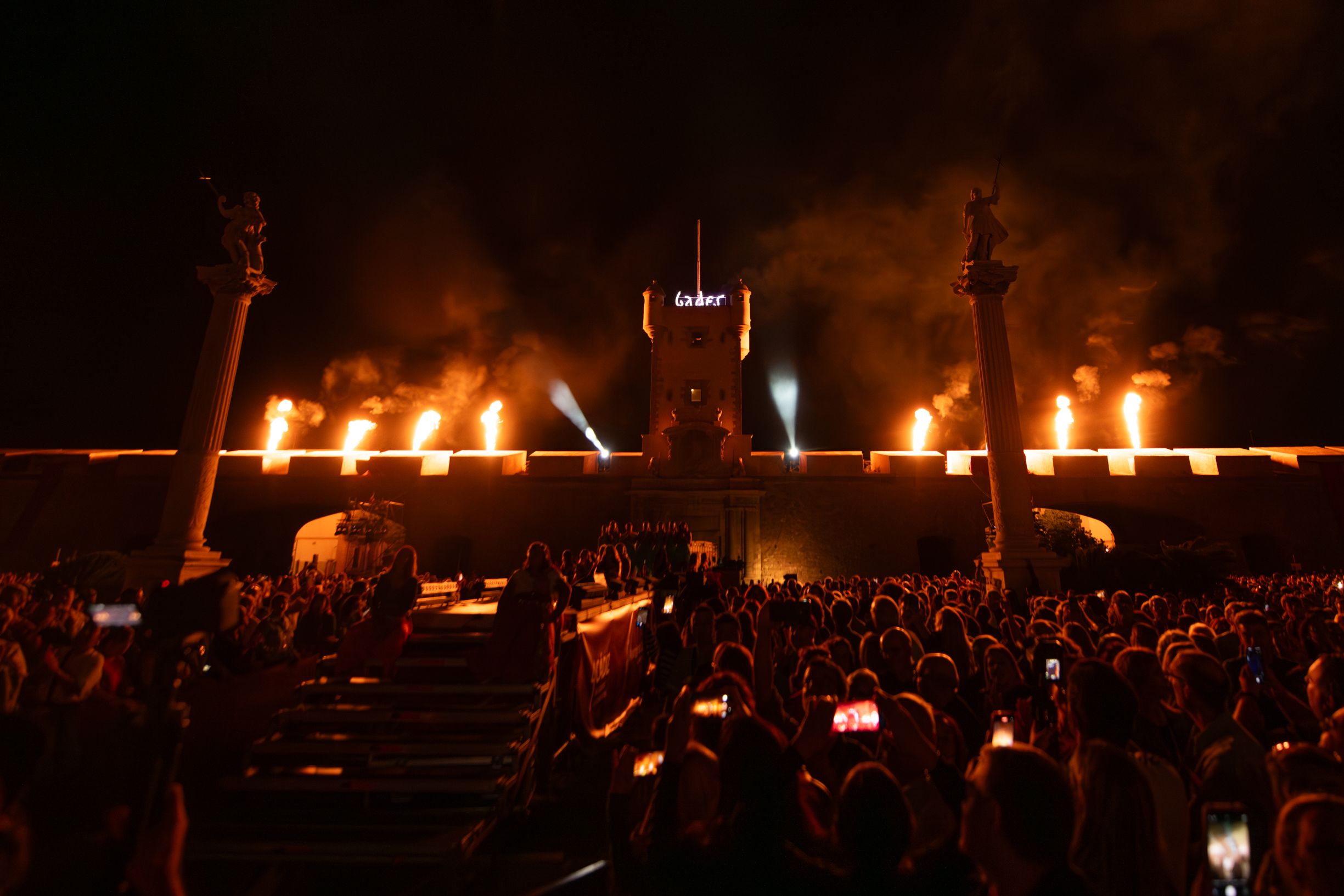 Pirotecnia sobre las Puertas de Tierra.