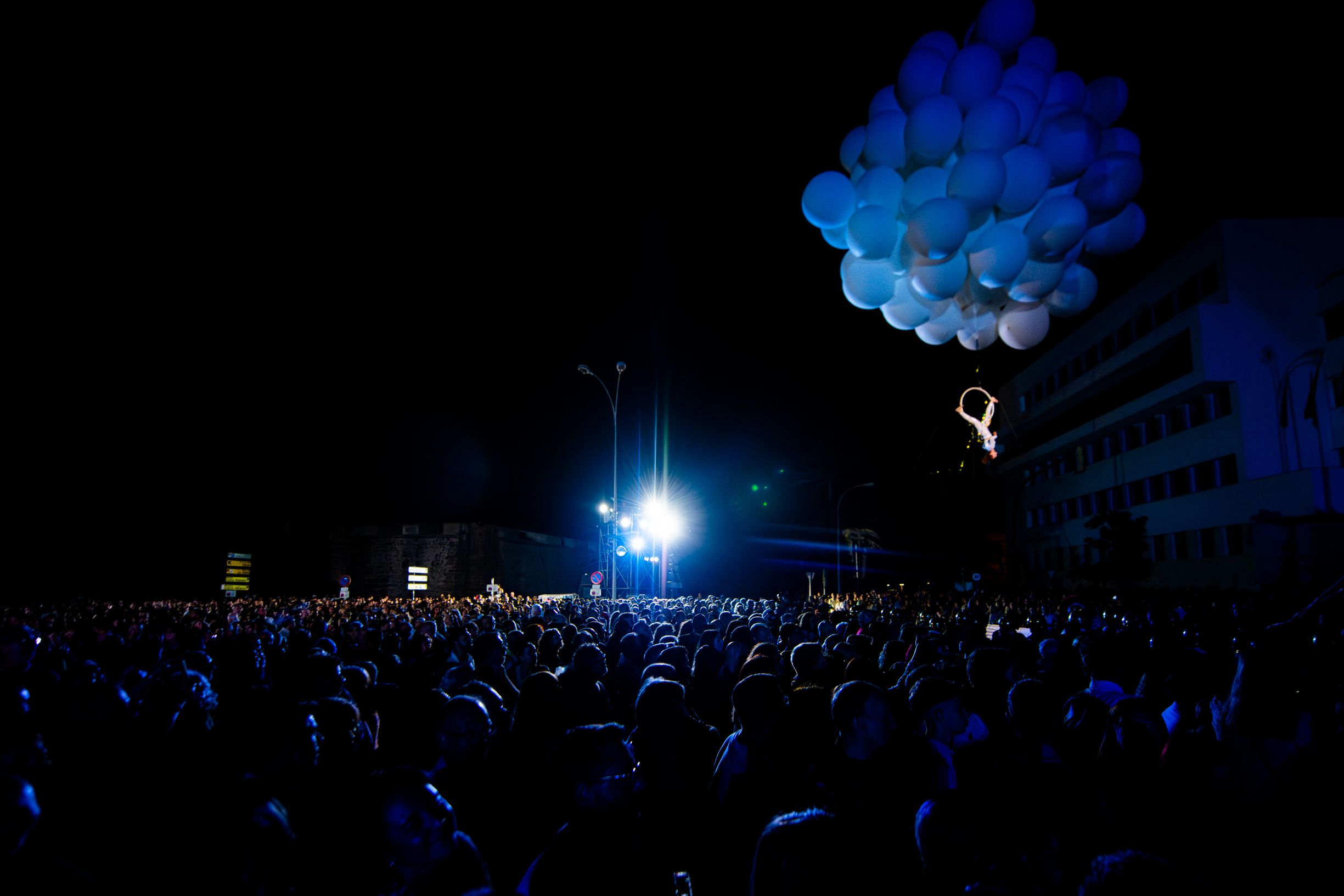  Pasión Vega interpreta su primera canción suspendida en el aire.