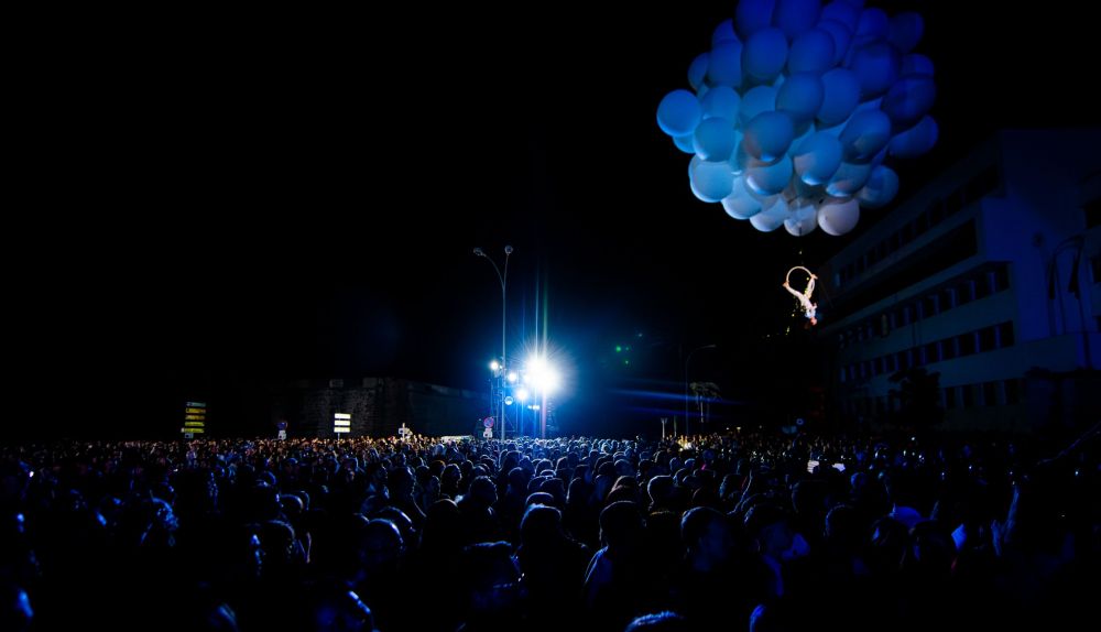  Pasión Vega interpreta su primera canción suspendida en el aire.