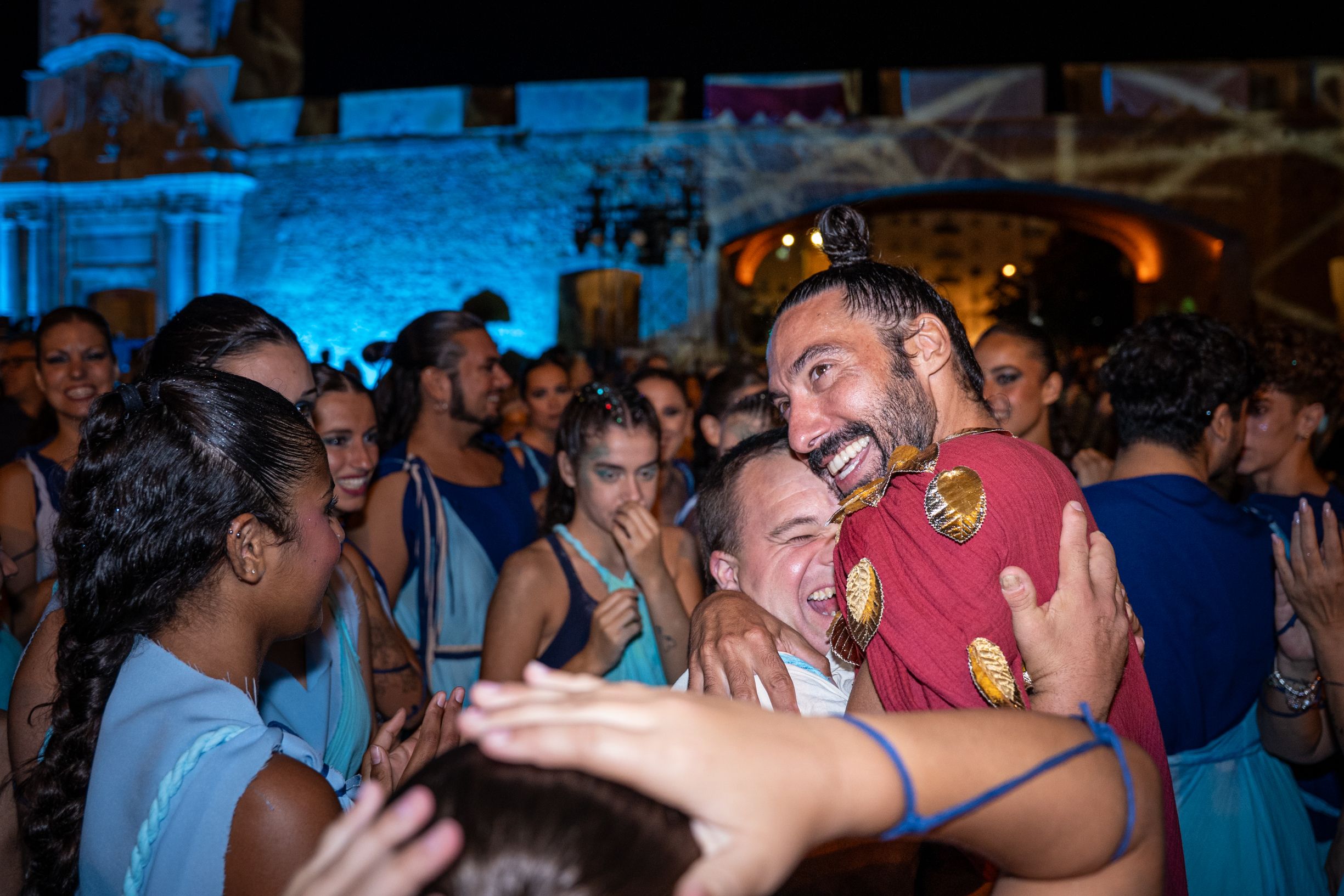 Eduardo Guerrero recibe un abrazo de felicitación.