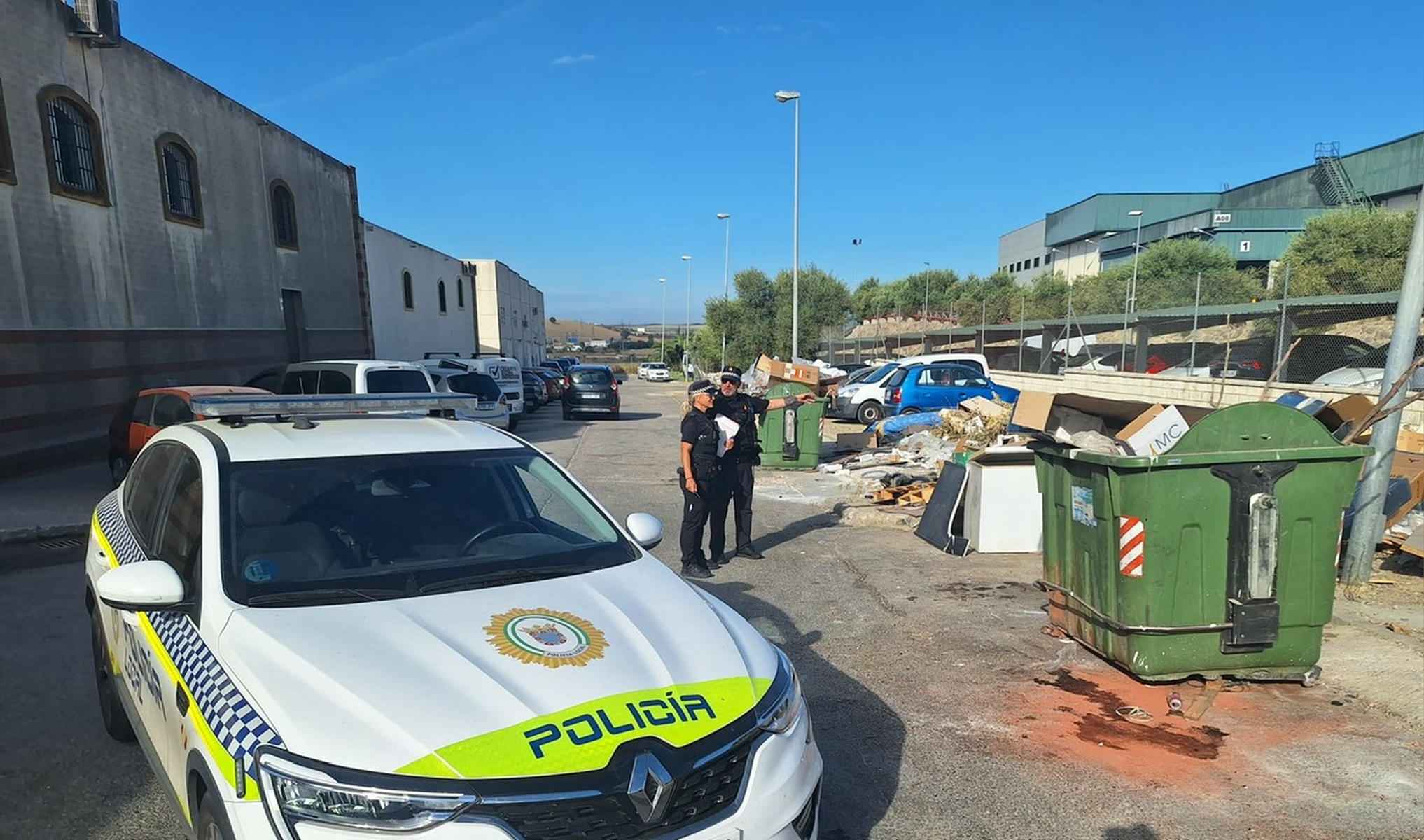 Agentes de la Policía Local de Jerez, ante unos residuos.