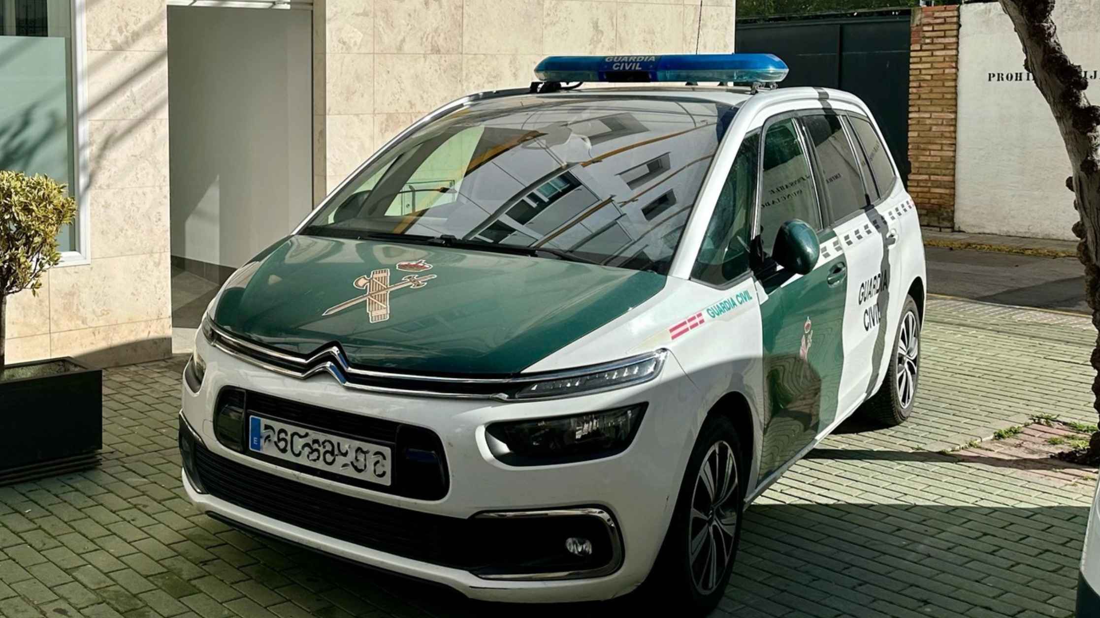 Un coche de la Guardia Civil en Ubrique. Un coche de la Guardia Civil en Ubrique.