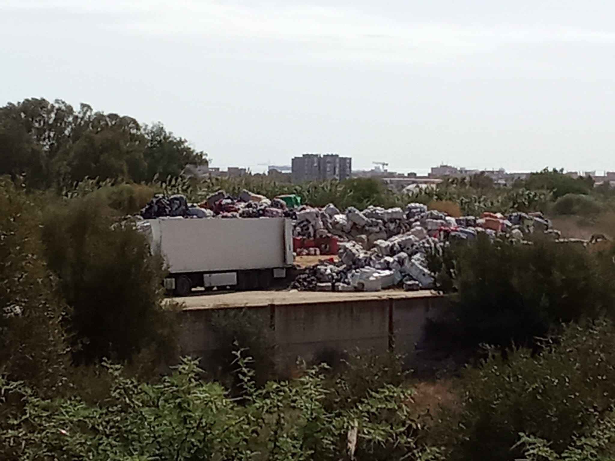 Vertedero textil ilegal denunciado en La Línea.