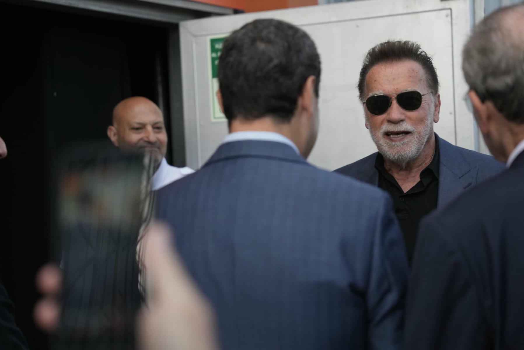 Arnold Schwarzenegger, dialogando con Juanma Moreno. Arnold Schwarzenegger, dialogando con Juanma Moreno.