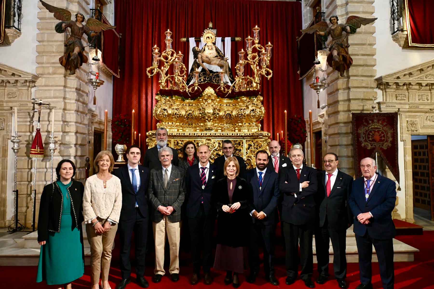 Miembros de la Hermandad de Las Angustias y del gobierno local del Ayuntamiento de Jerez.