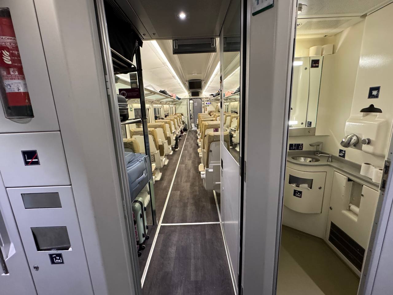 El interior del tren, parado en Alcolea, Córdoba.