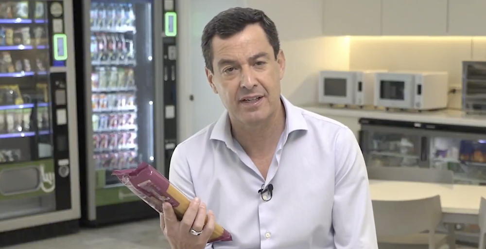 El presidente Juanma Moreno anuncia la rebaja fiscal para celíacos.