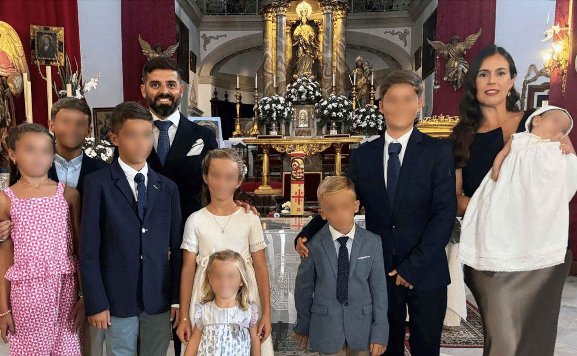 El matrimonio de Chipiona, junto a sus ocho hijos.