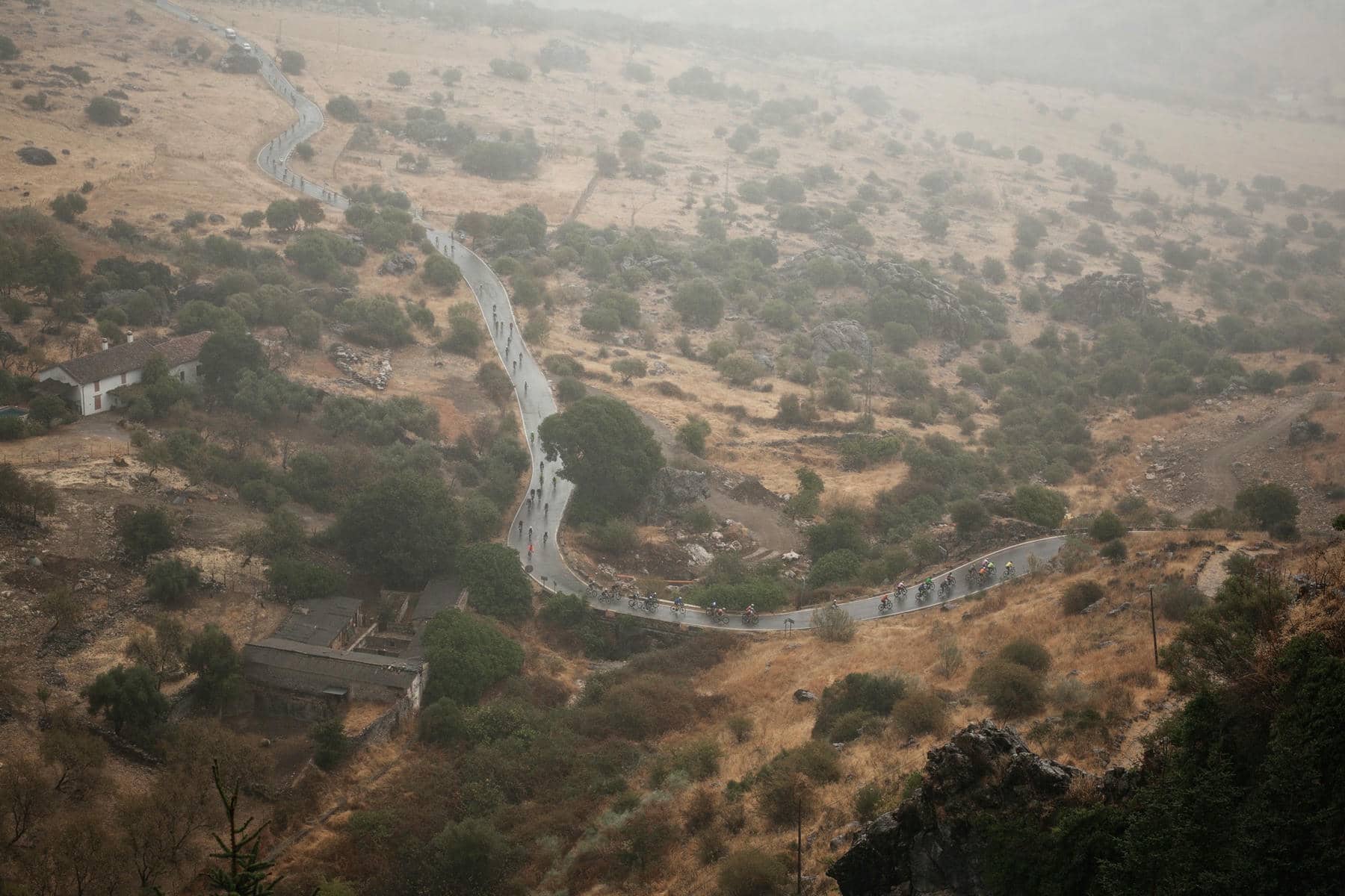 Una prueba ciclista en Grazalema con lluvias, que pudo celebrarse con normalidad este domingo. Una prueba ciclista en Grazalema con lluvias, que pudo celebrarse con normalidad este domingo.