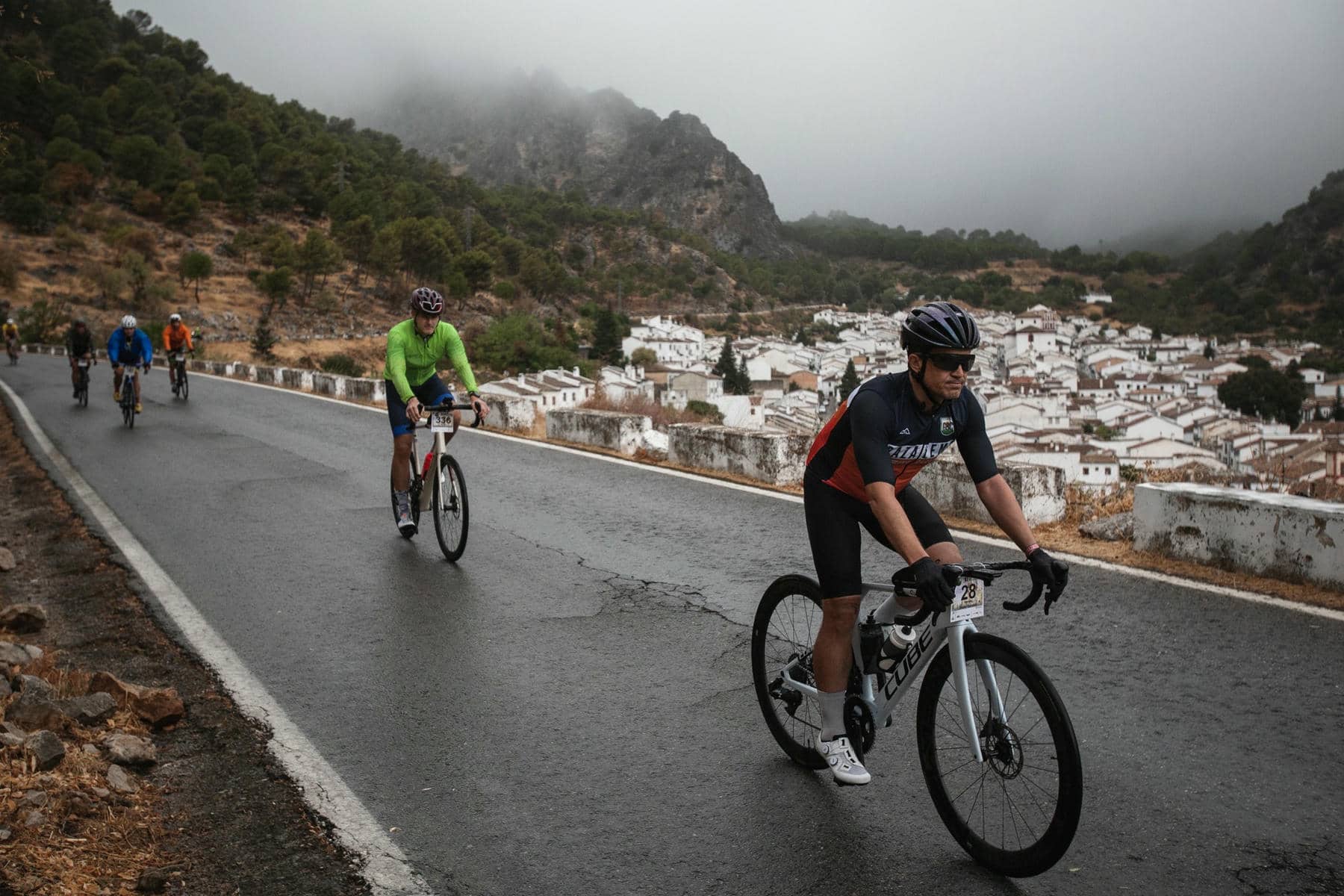 CIclistas por la Sierra de Grazalema, este domingo.